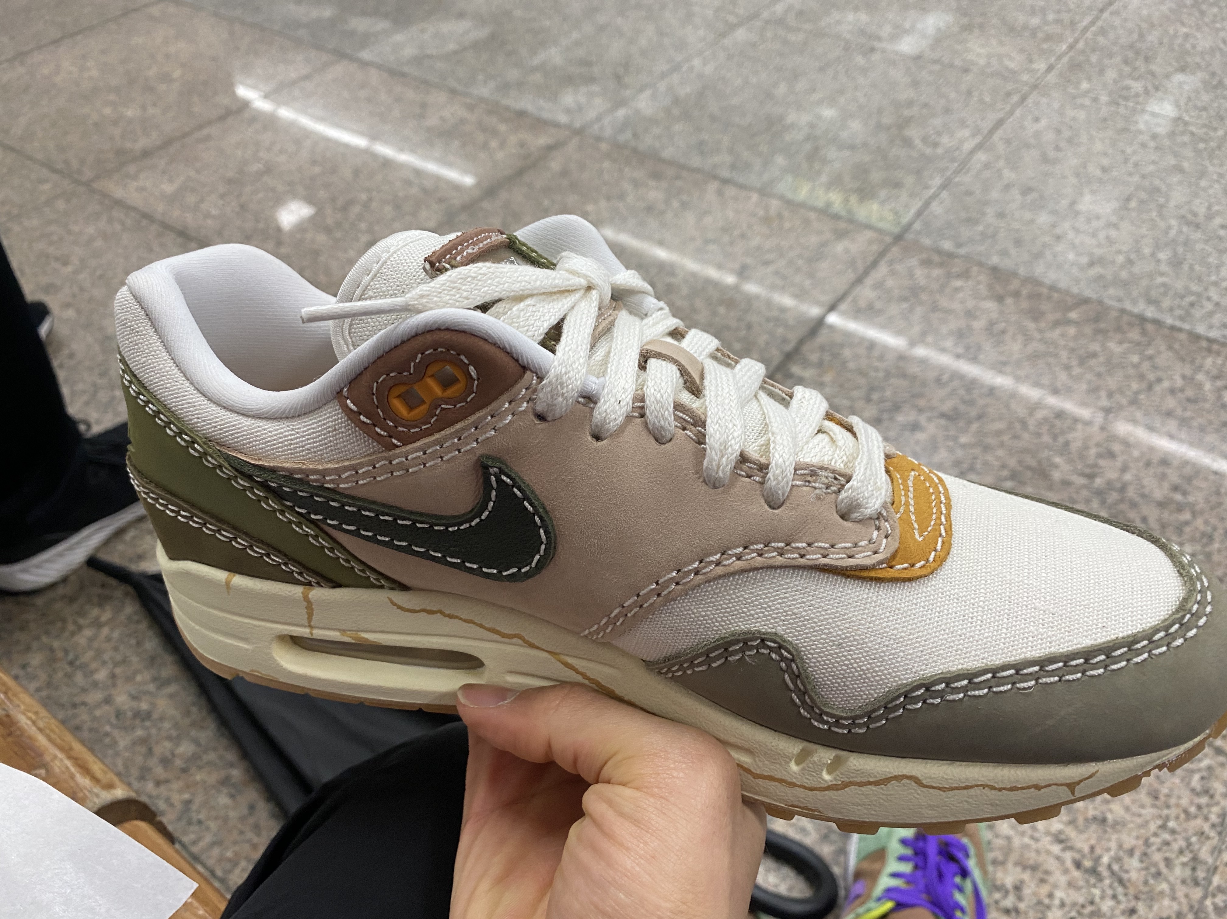 (W) Nike Air Max 1 Premium Wabisabi 착용 스타일 - 3