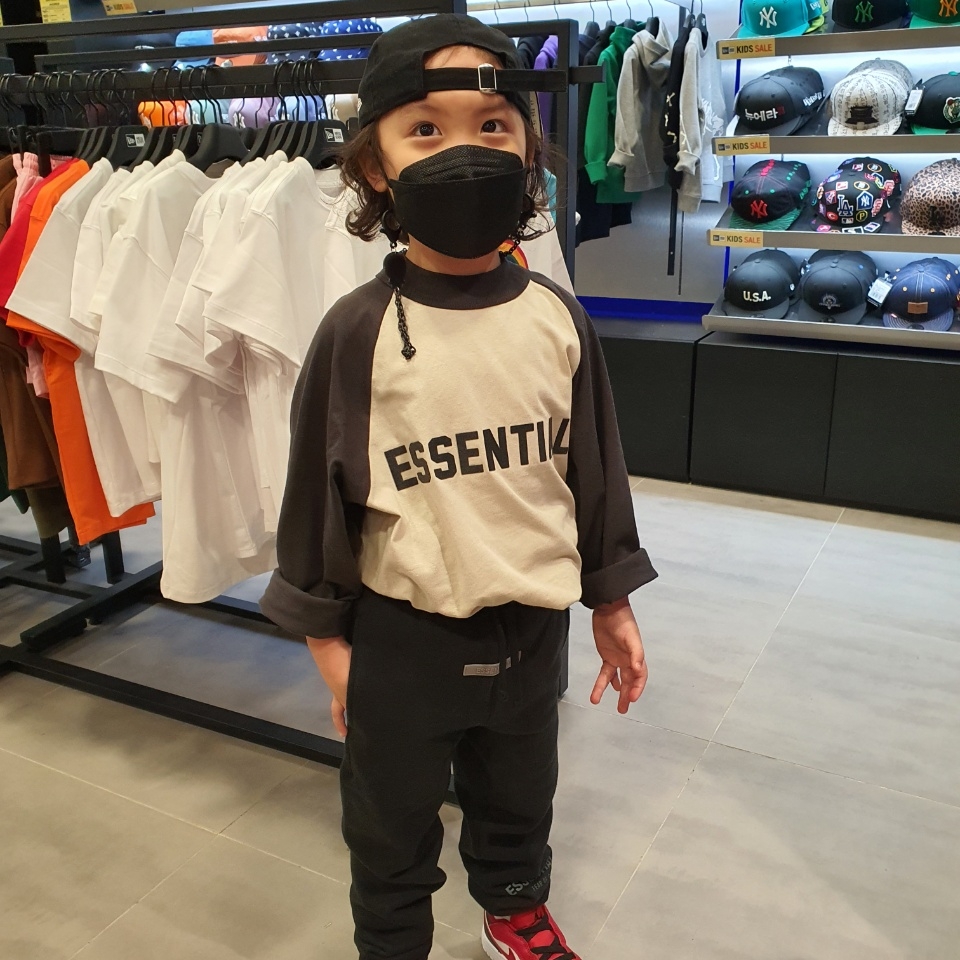 (Kids) Essentials 3/4 Sleeve Baseball T-Shirt Wheat - 22SS, (Kids) Essentials Sweatpants Black - 21SS 착용 스타일 - 2