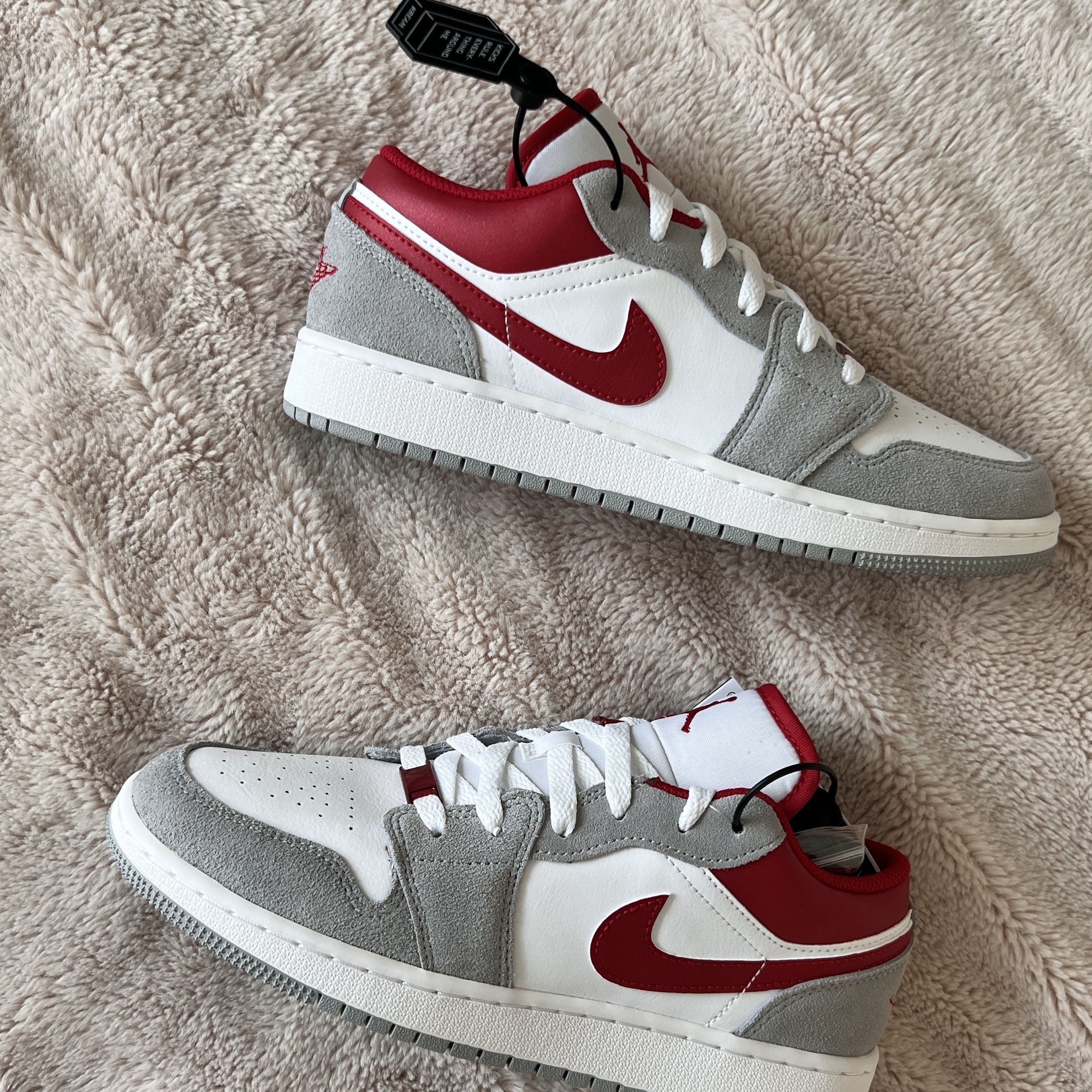 (GS) Jordan 1 Low SE Light Smoke Grey Gym Red 착용 스타일 - 3