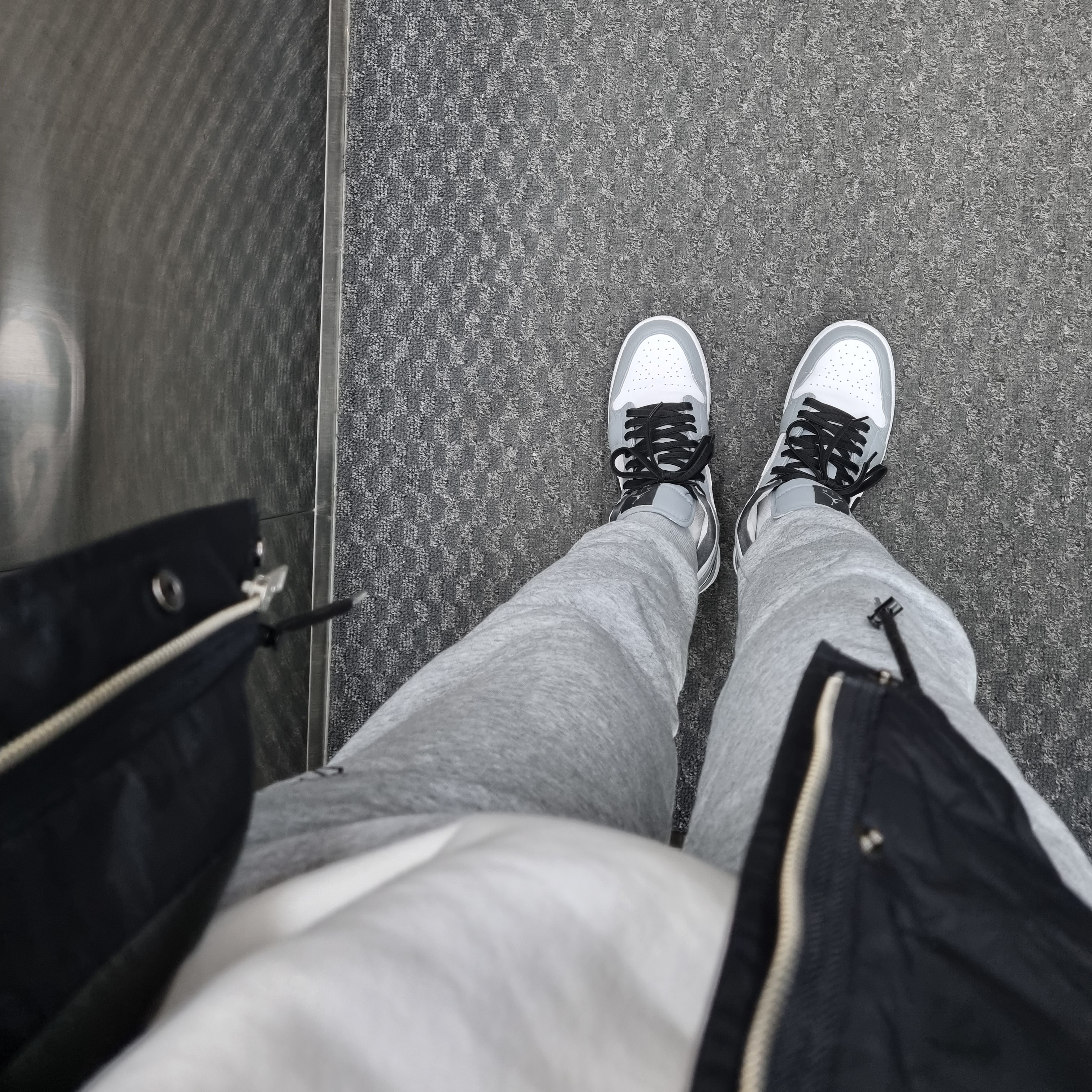Jordan 1 Mid Light Smoke Grey 착용 스타일