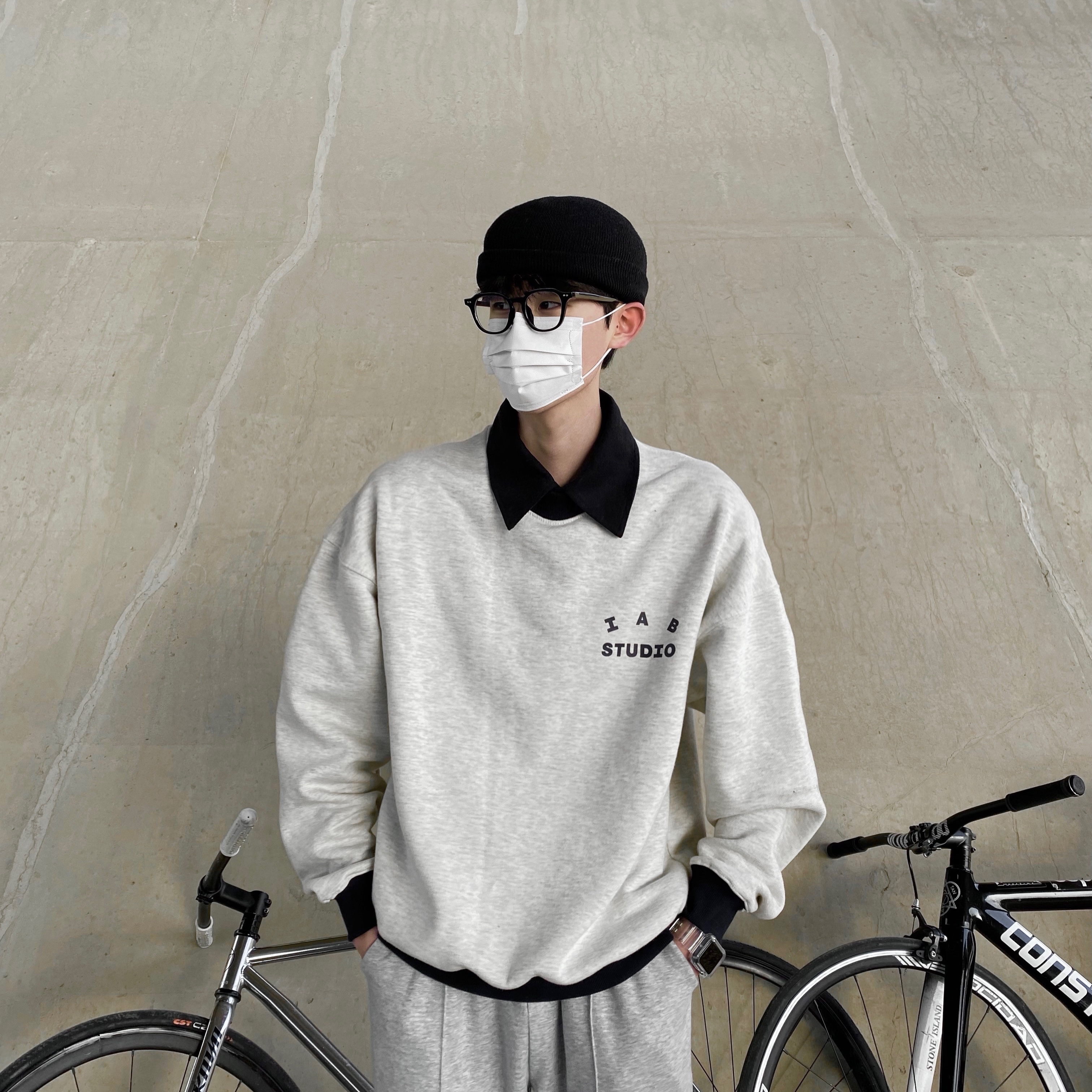 IAB Studio Sweatshirt Oatmeal Navy 착용 스타일 - 1