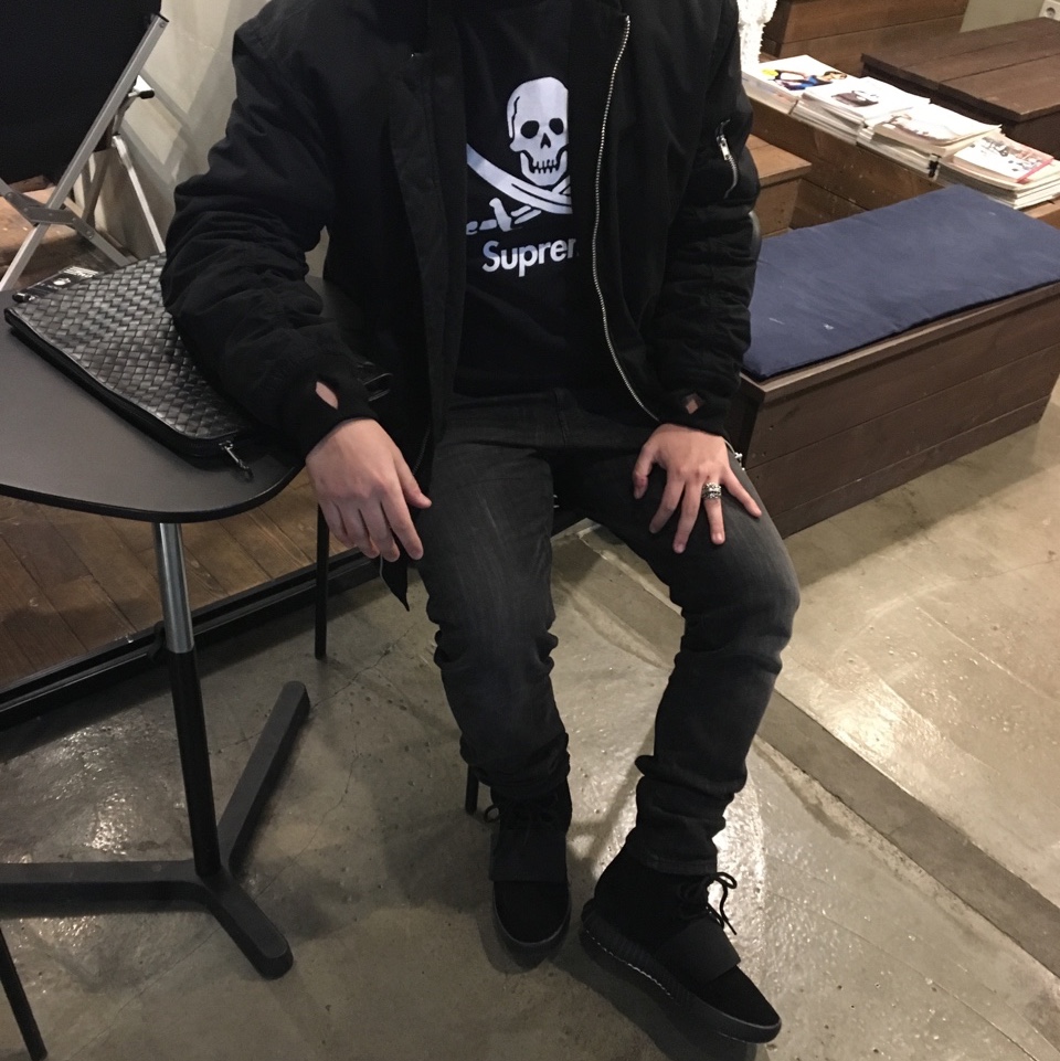 Adidas Yeezy Boost 750 Triple Black 착용 스타일
