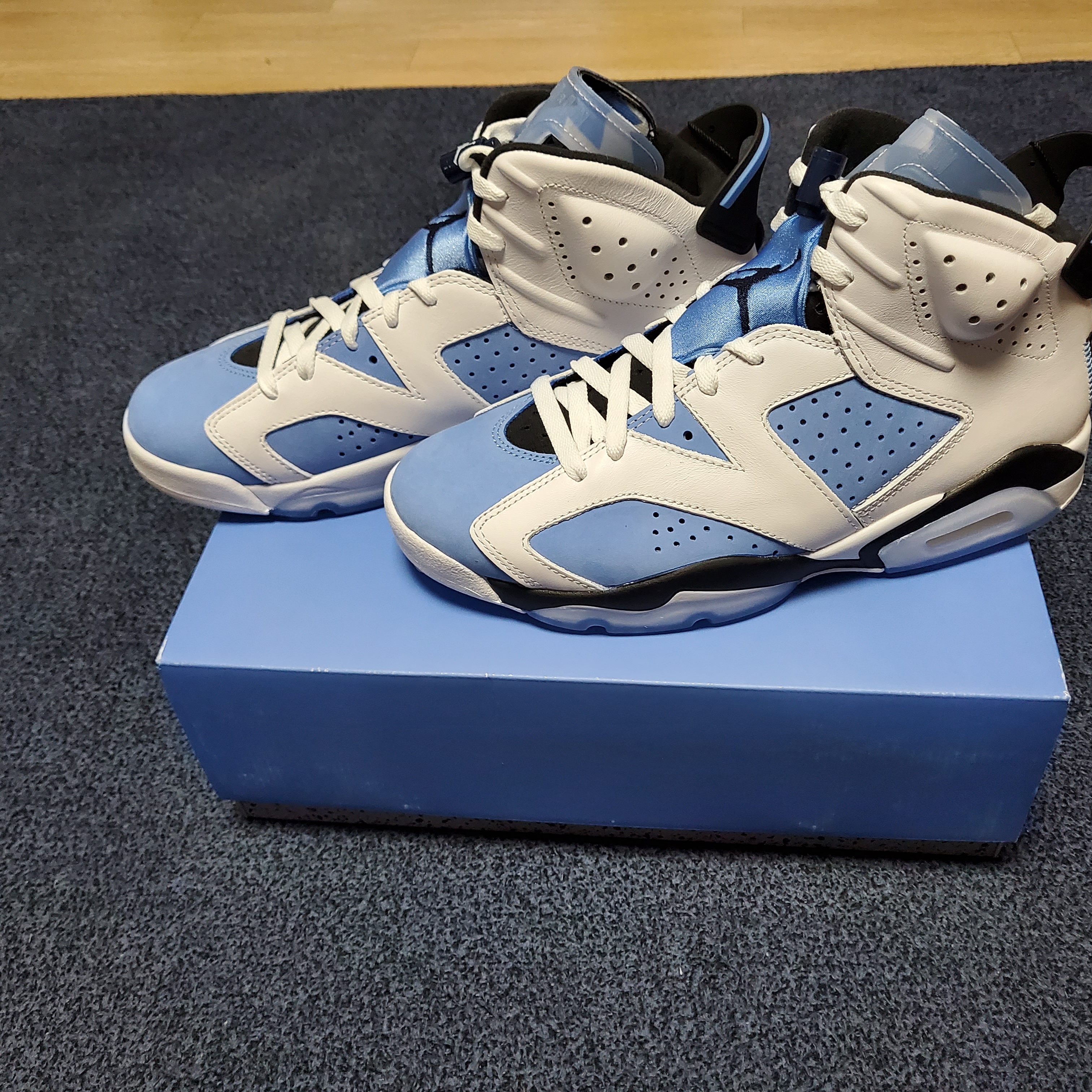 Jordan 6 Retro University Blue, IAB Studio Socks Pack White Purple Cyan 착용 스타일 - 2