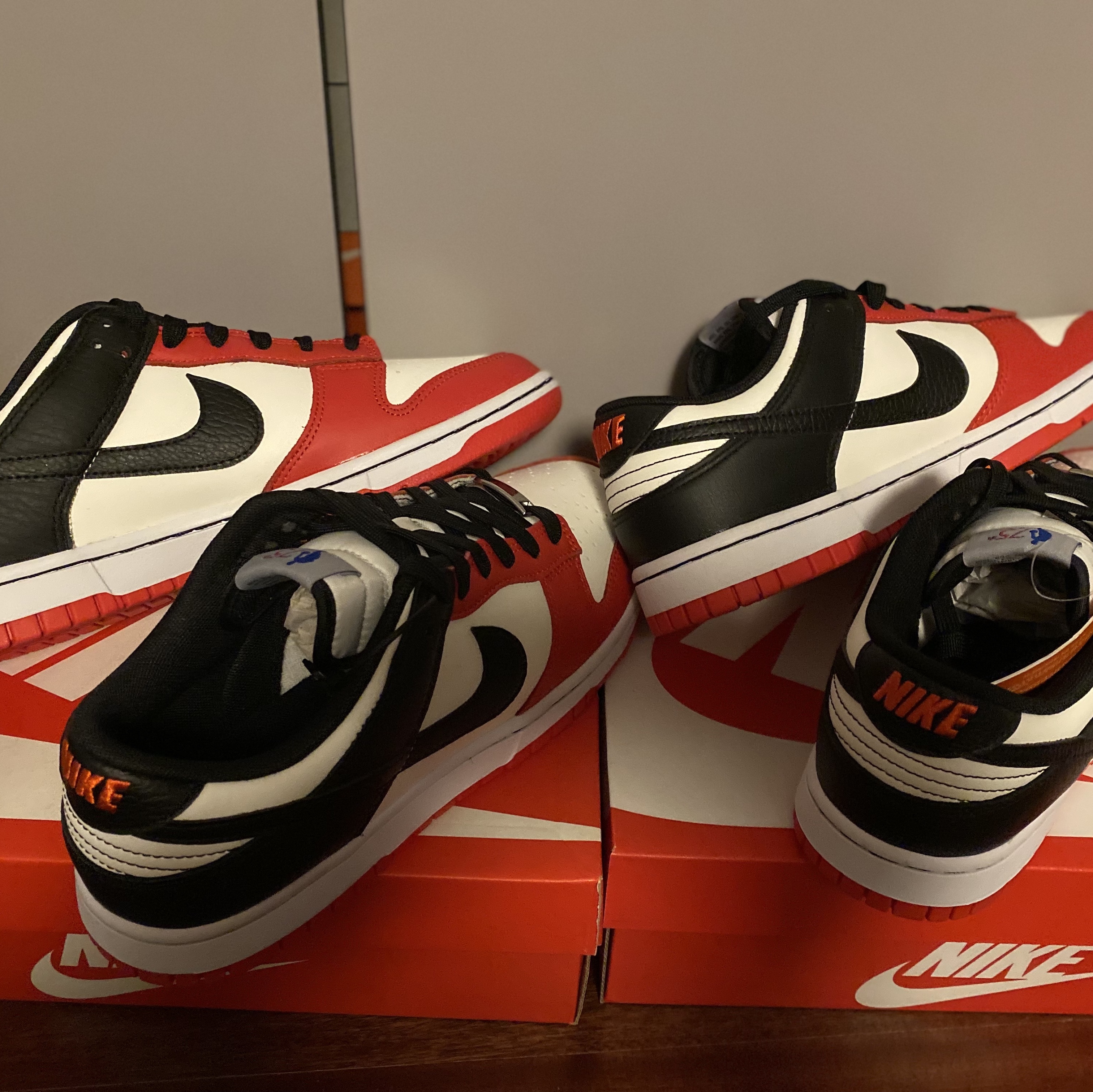 Nike x NBA Dunk Low Retro EMB Black and Chile Red 착용 스타일