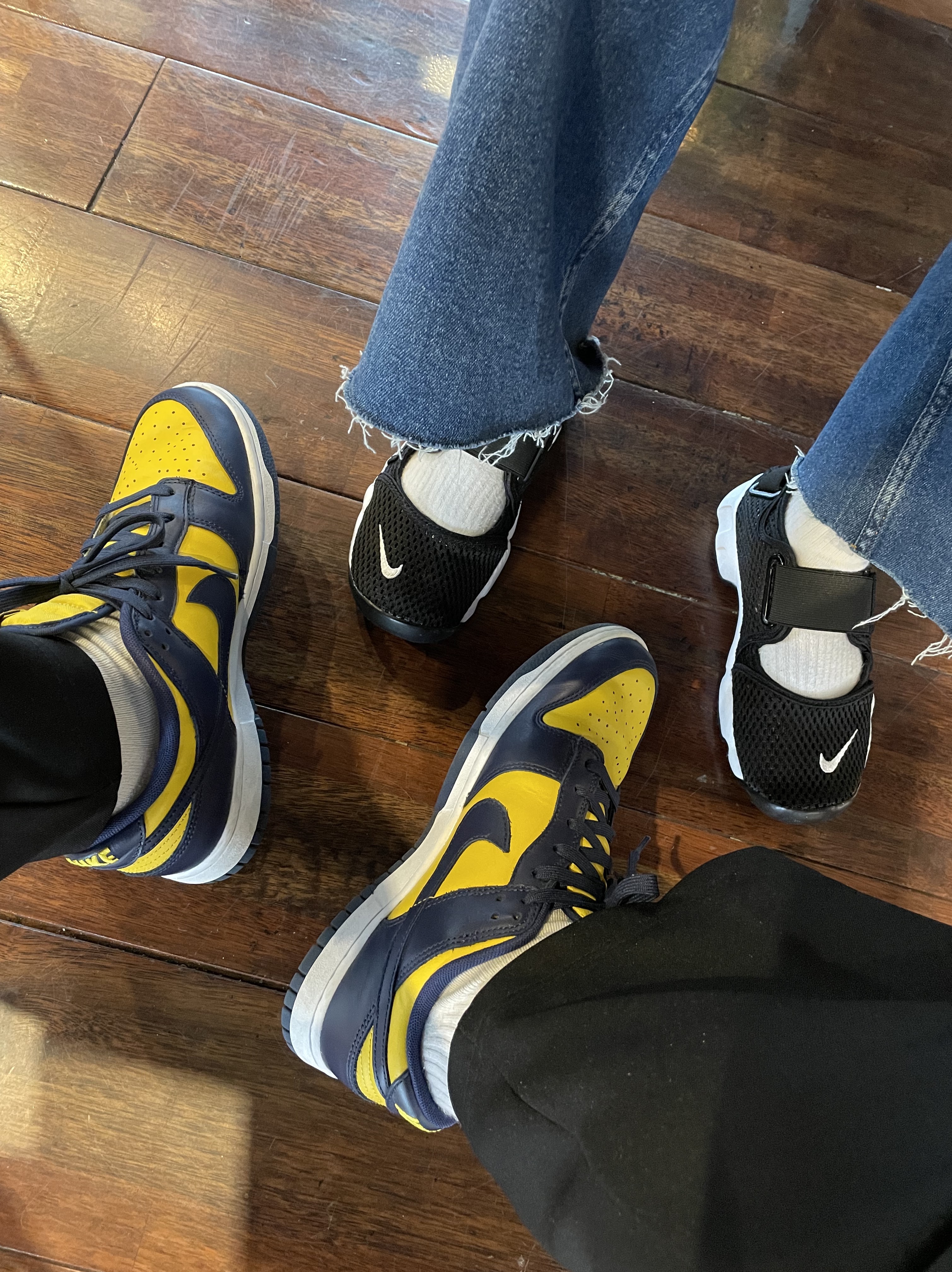 Nike Dunk Low Retro Varsity Maize, (GS/PS) Nike Air Rift Black White 착용 스타일