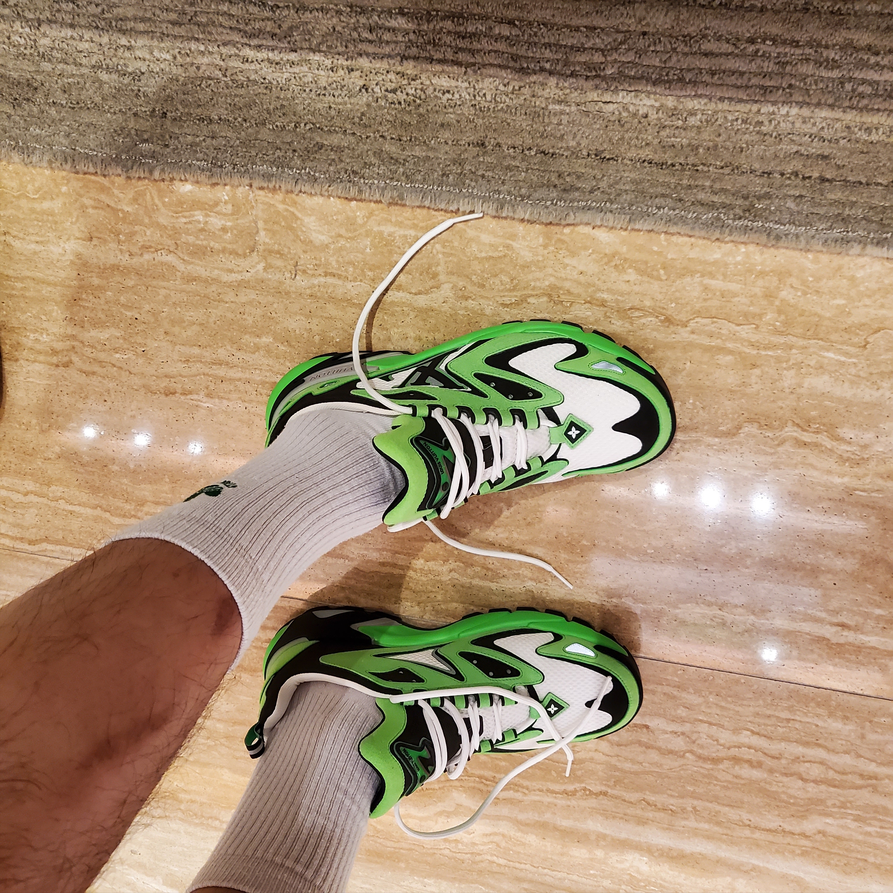 Louis Vuitton Runner Tatic Sneakers Green 착용 스타일
