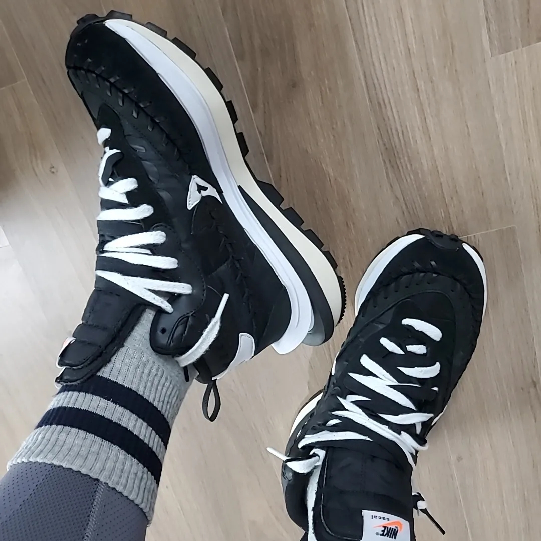 Nike x Sacai x Jean Paul Gaultier VaporWaffle Black White 착용 스타일 - 5