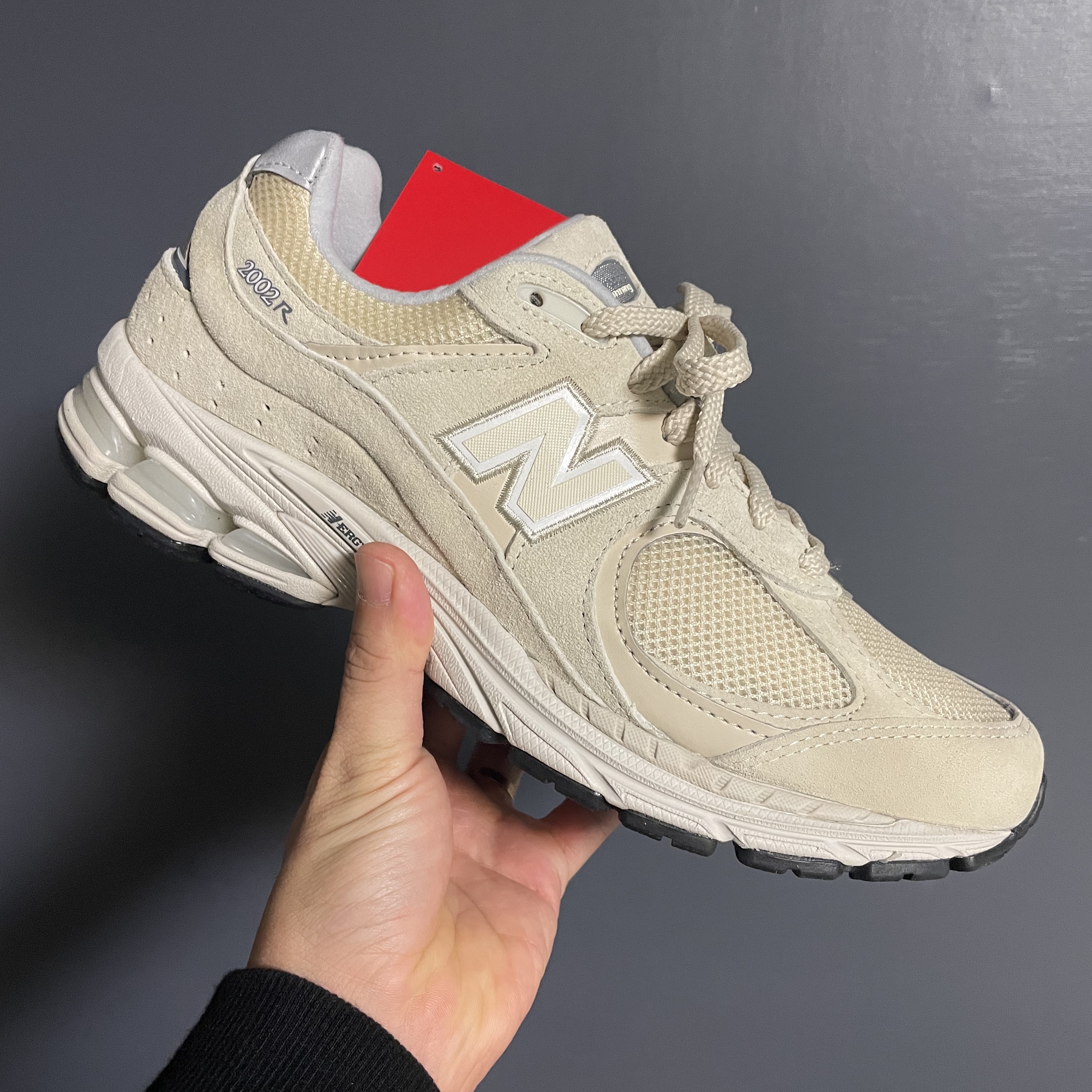 New Balance 2002R Beige Bone 착용 스타일