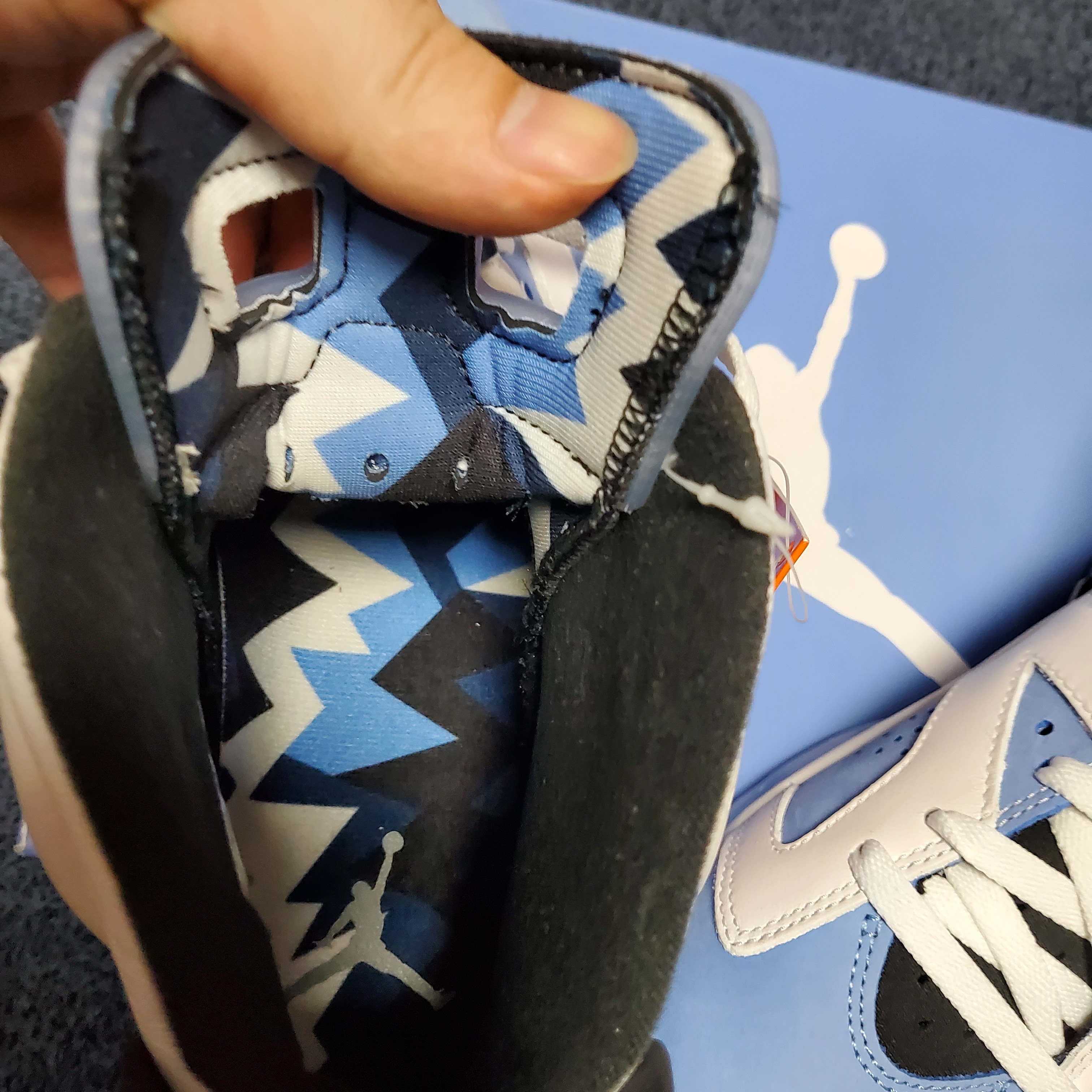 Jordan 6 Retro University Blue, IAB Studio Socks Pack White Purple Cyan 착용 스타일 - 3