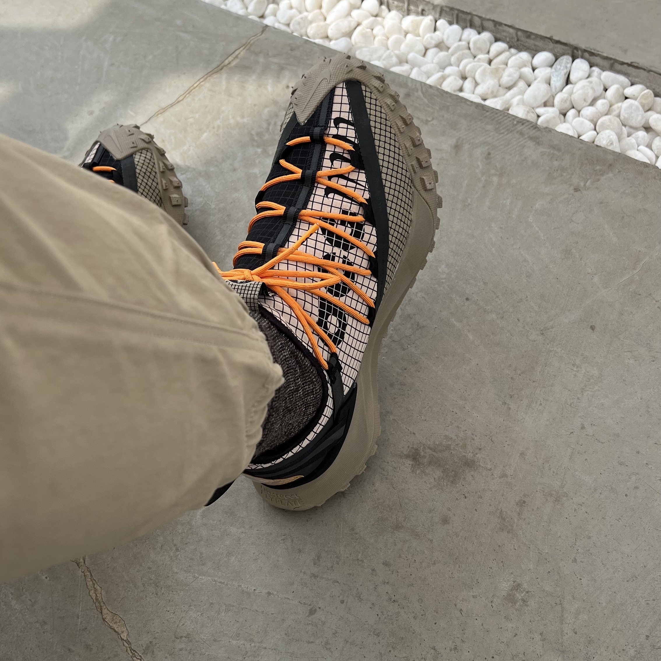 Nike ACG Mountain Fly Low Fossil Stone 착용 스타일 - 1