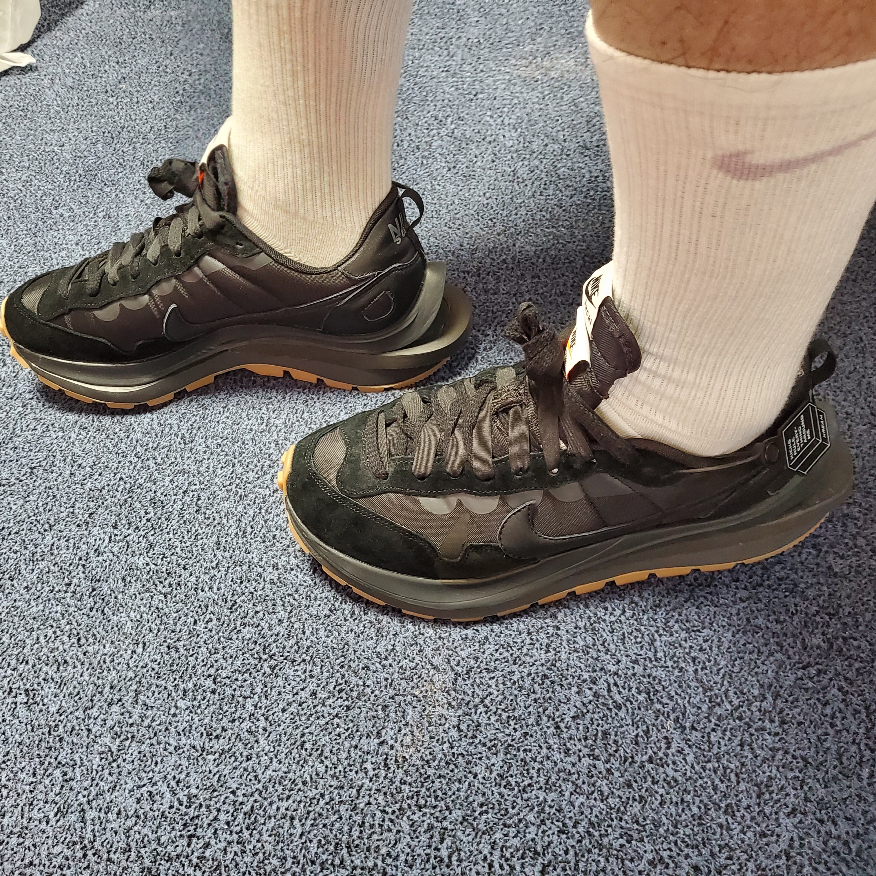Nike x Sacai VaporWaffle Black and Gum 착용 스타일 - 1