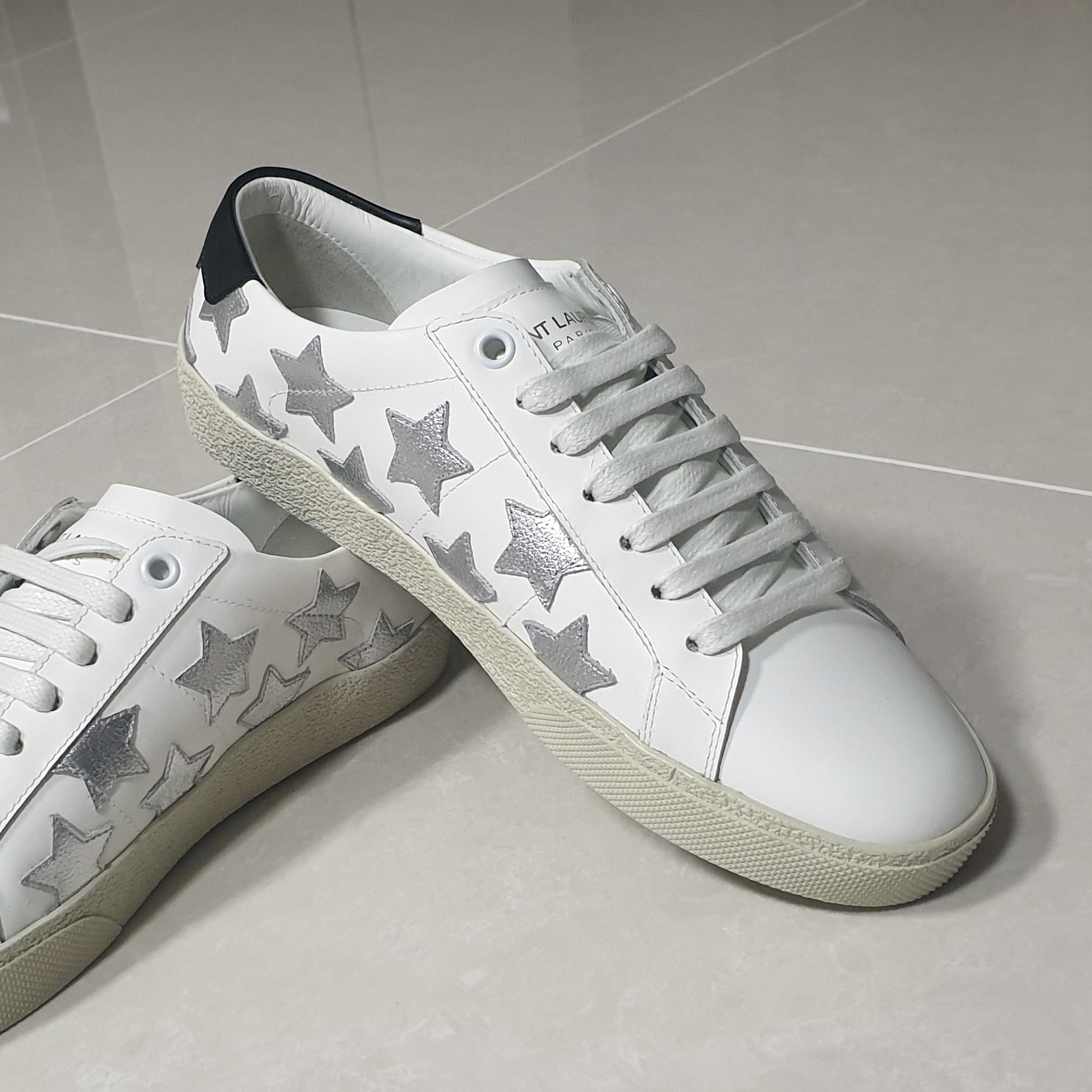 Saint Laurent Court Classic SL/06 California Sneakers Silver Stars 착용 스타일 - 2