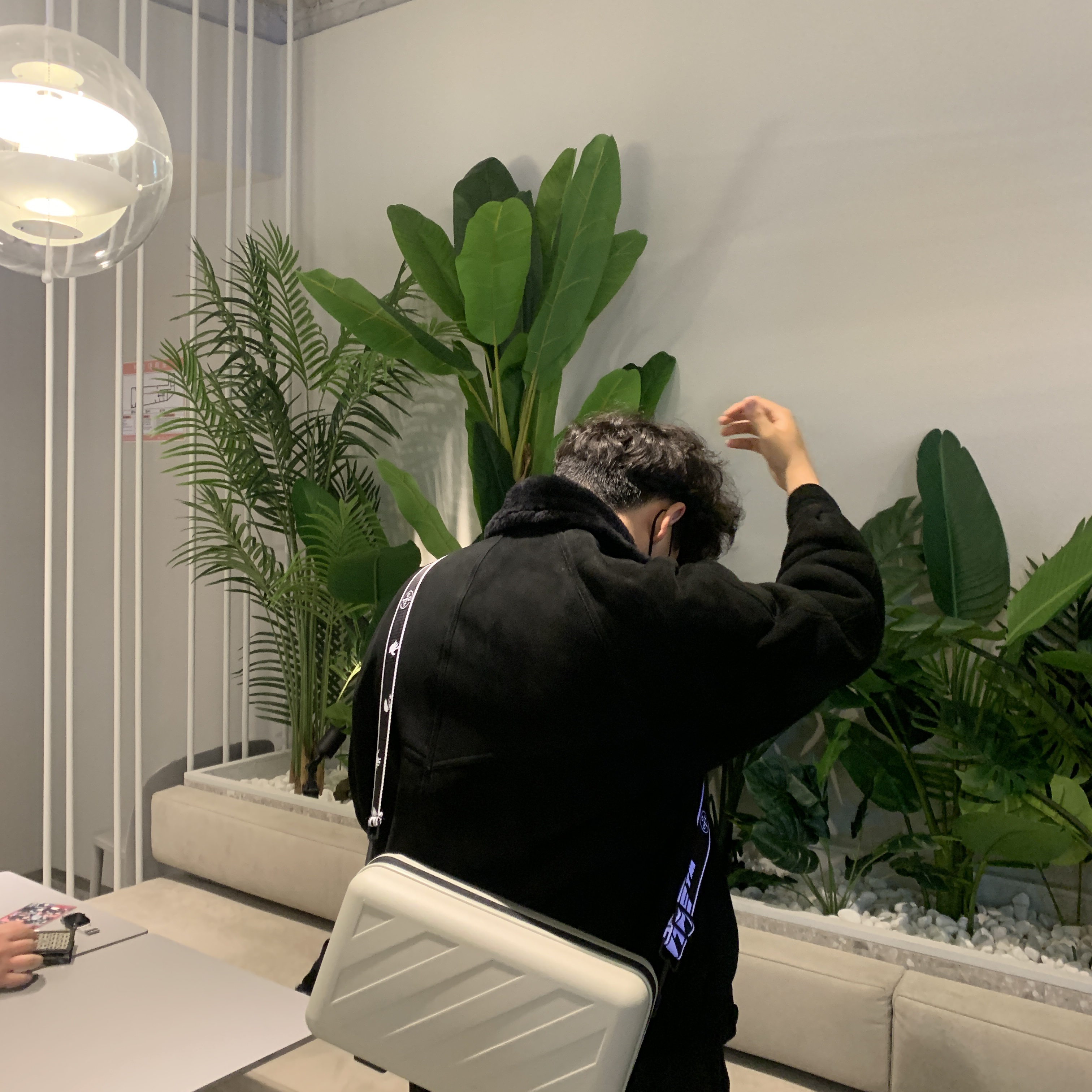 Off-White x Amore Pacific Protection Box (Without Cosmetics) 착용 스타일 - 1