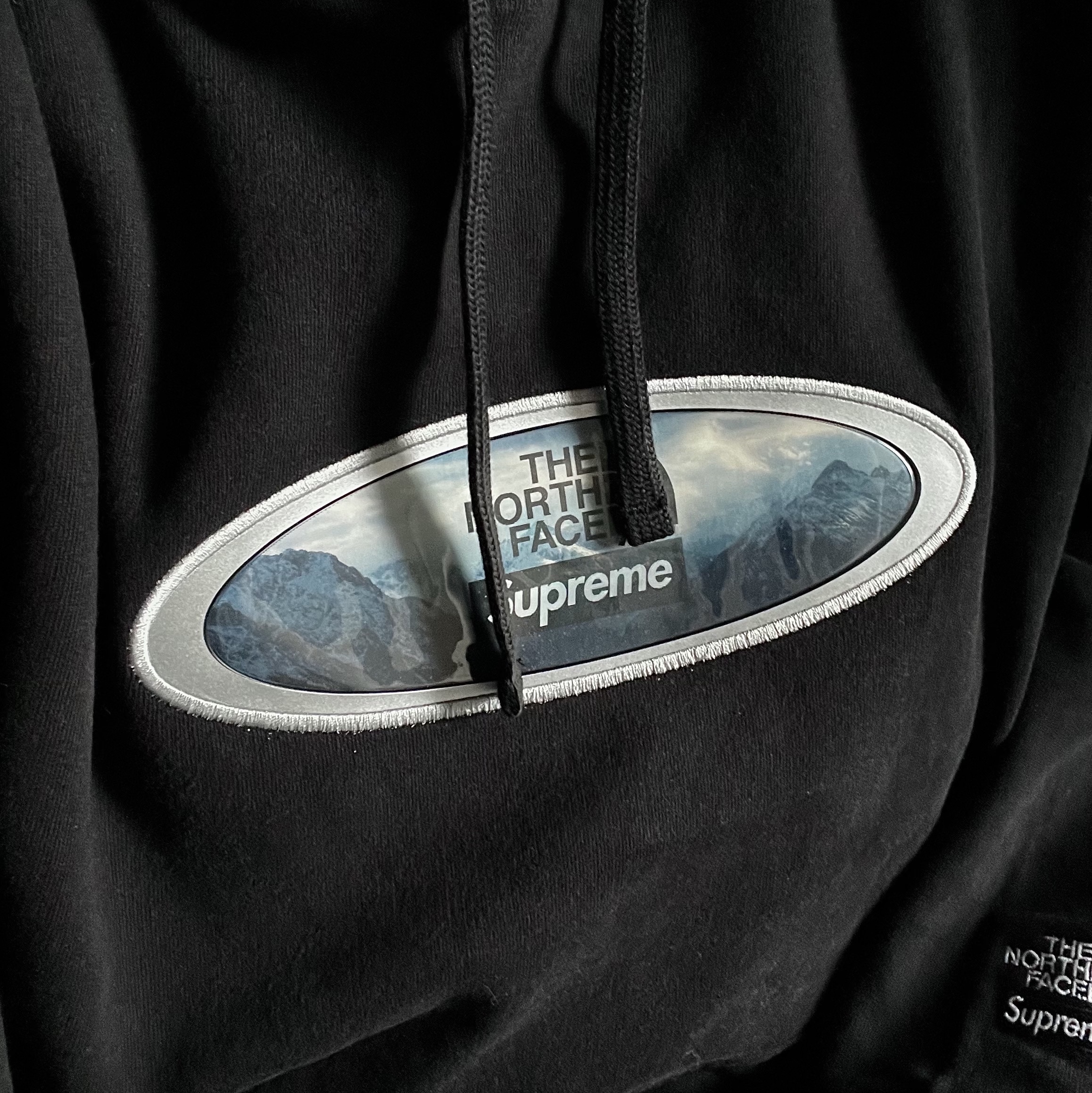 Supreme x The North Face Lenticular Mountains Hooded Sweatshirt Black - 21FW 착용 스타일