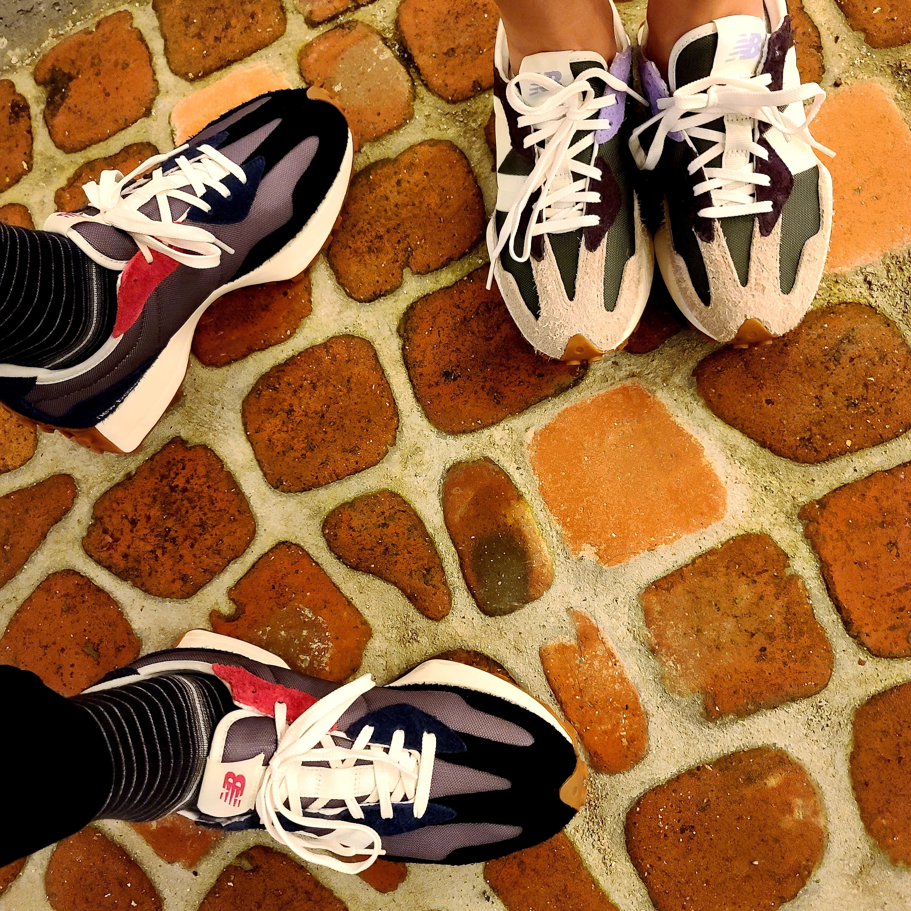 New Balance 327 Castlerock, (W) New Balance 327 Oak Leaf Green 착용 스타일 - 3