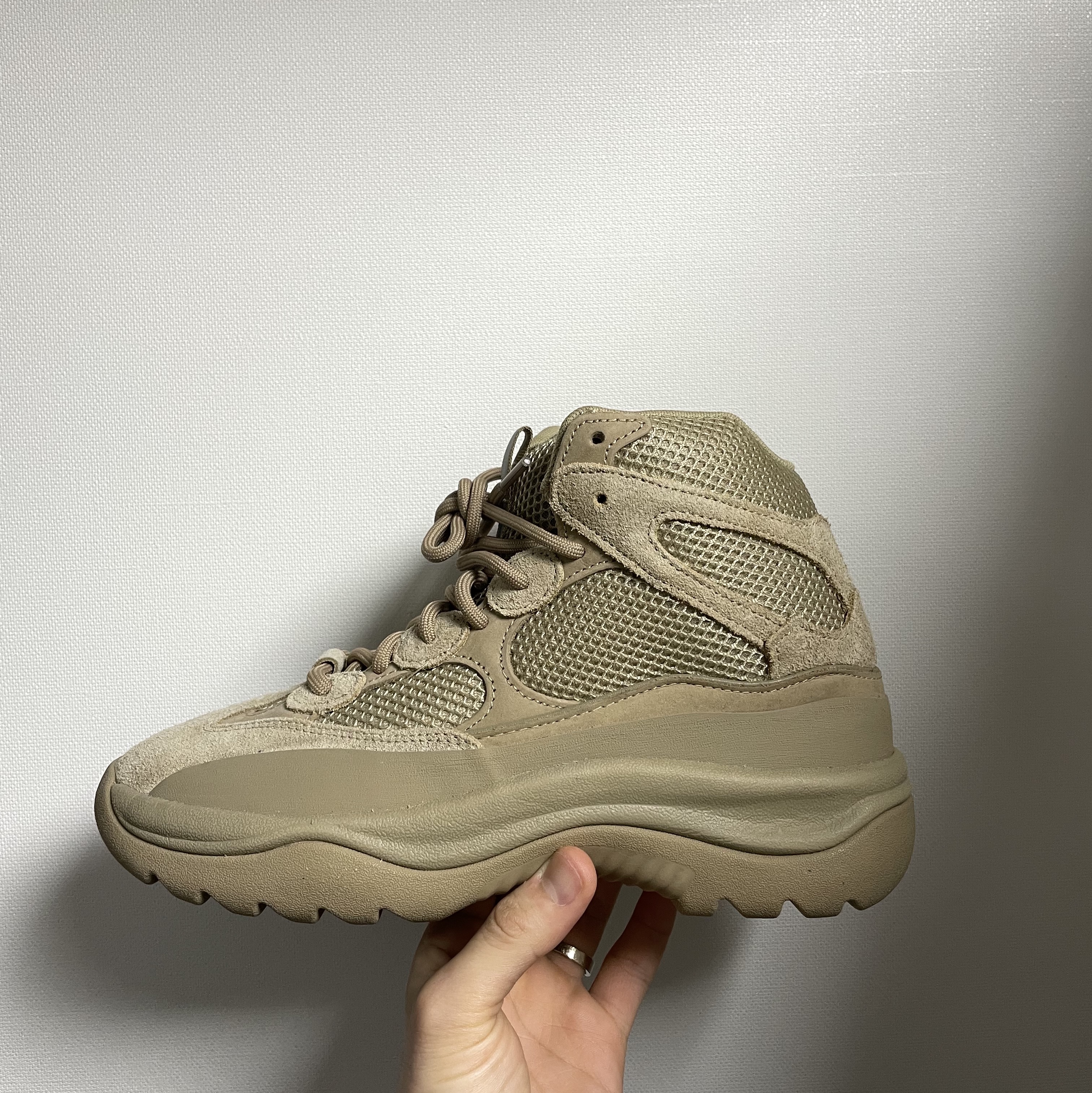 Adidas Yeezy Desert Boot Rock 착용 스타일