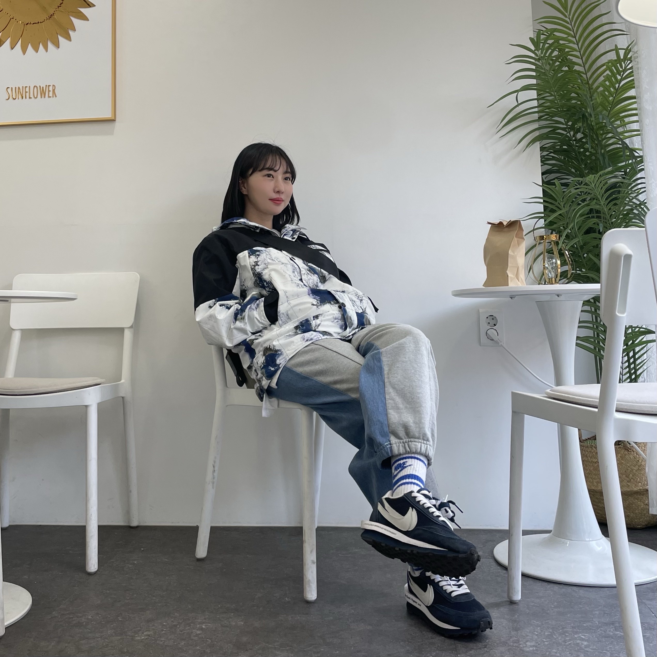 Nike x Sacai x Fragment LDWaffle Blackened Blue, The North Face Novelty Vaiden Jacket White Sand 착용 스타일 - 1