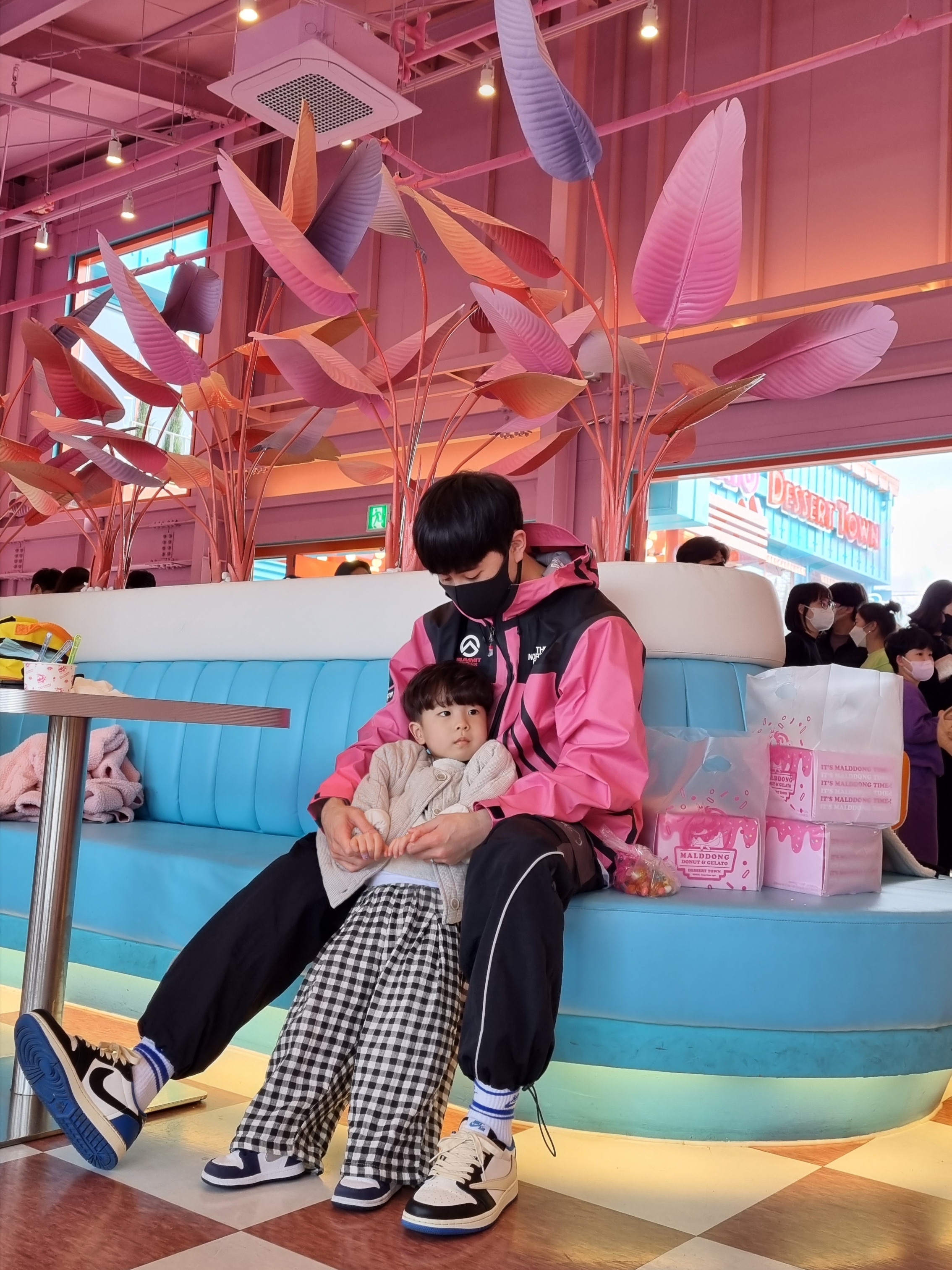 Supreme x The North Face Summit Series Outer Tape Seam Jacket Pink - 21SS, Jordan 1 x Travis Scott x Fragment Retro Low OG SP Military Blue 착용 스타일 - 2