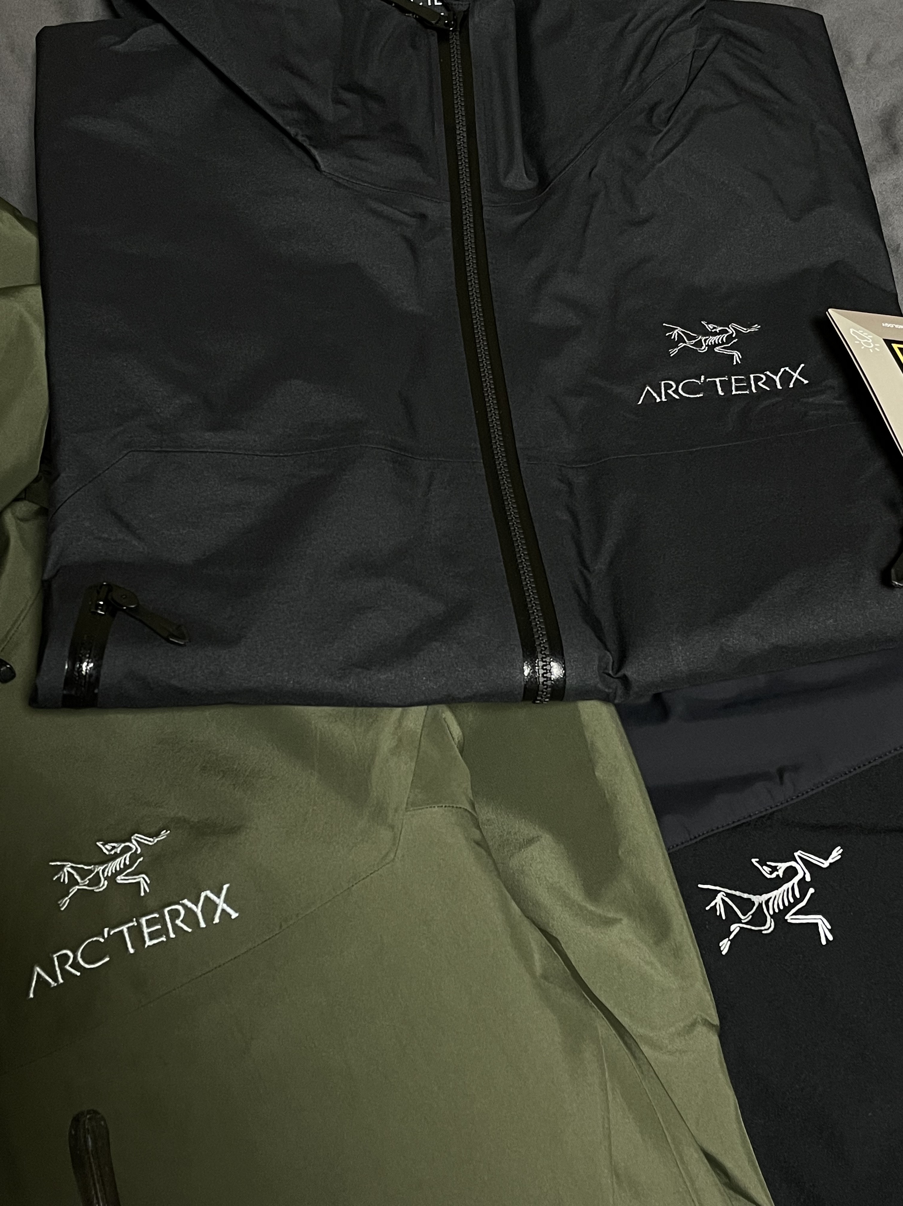 Arc'teryx Beta Jacket Black, Arc'teryx Alpha SV Jacket 24K Black 착용 스타일 - 1
