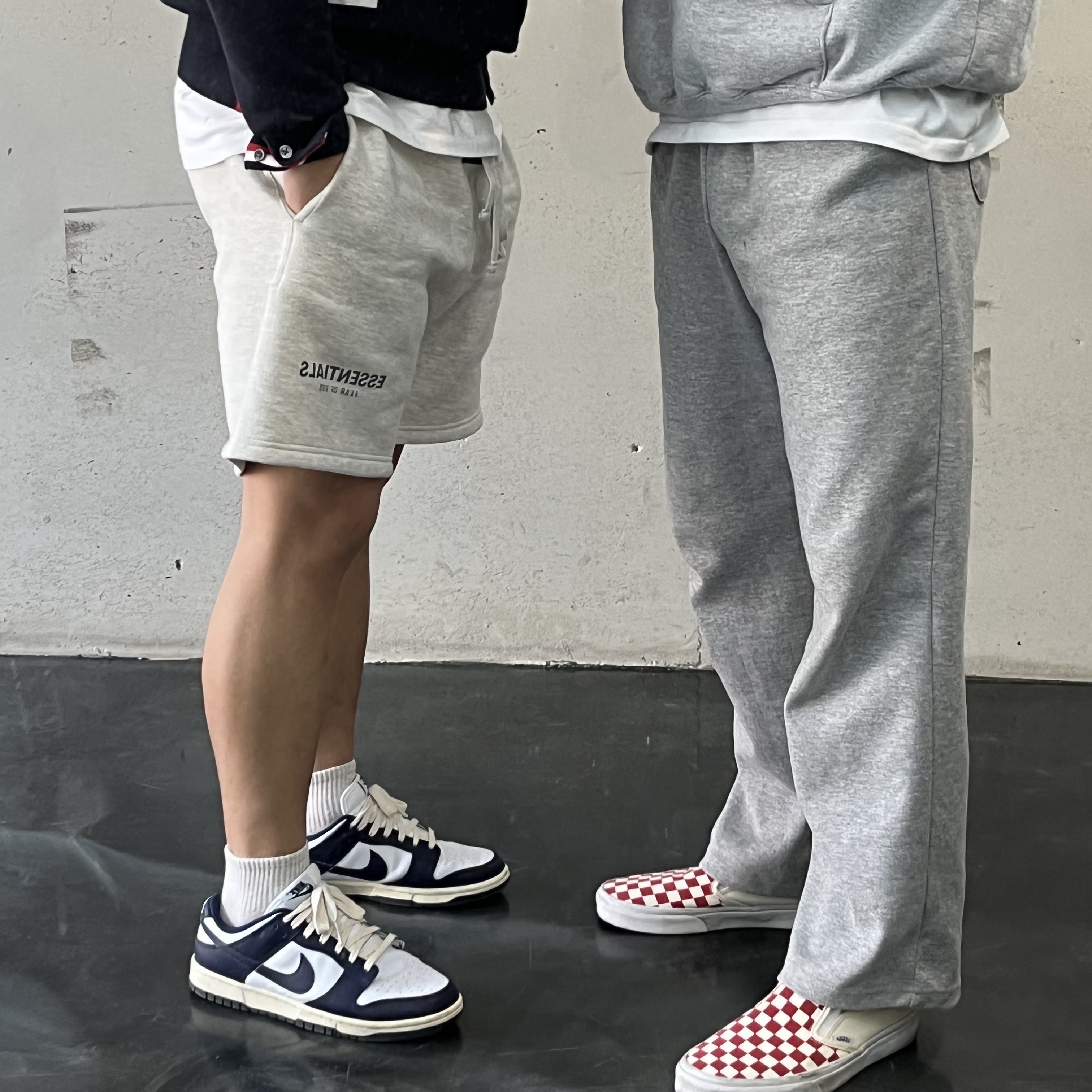 (W) Nike Dunk Low Vintage Midnight Navy, Vans Classic Slip-On Mule Checkerboard Red White 착용 스타일