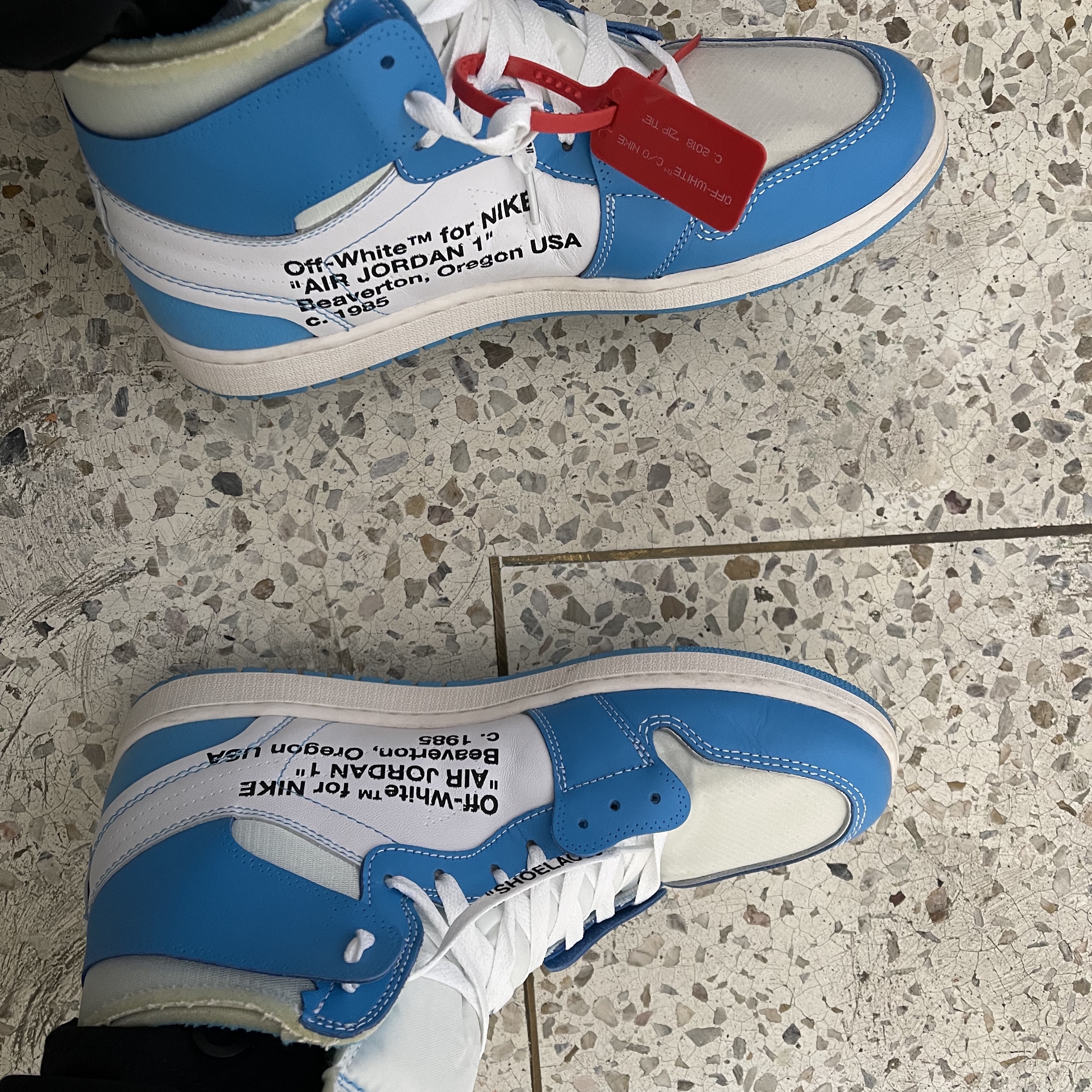 Jordan 1 x Off-White Retro High University Blue 착용 스타일 - 2