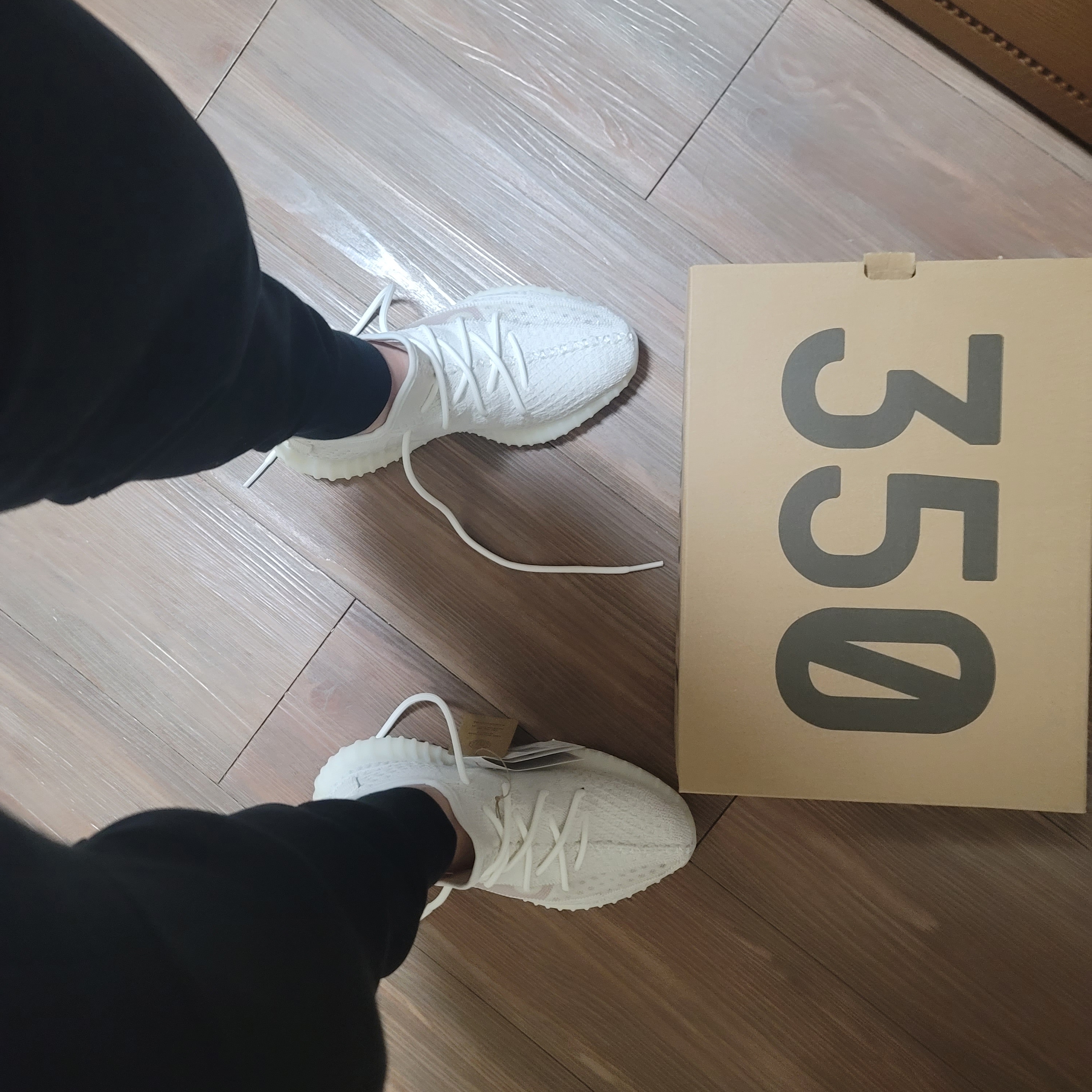 Adidas Yeezy Boost 350 V2 Bone 착용 스타일