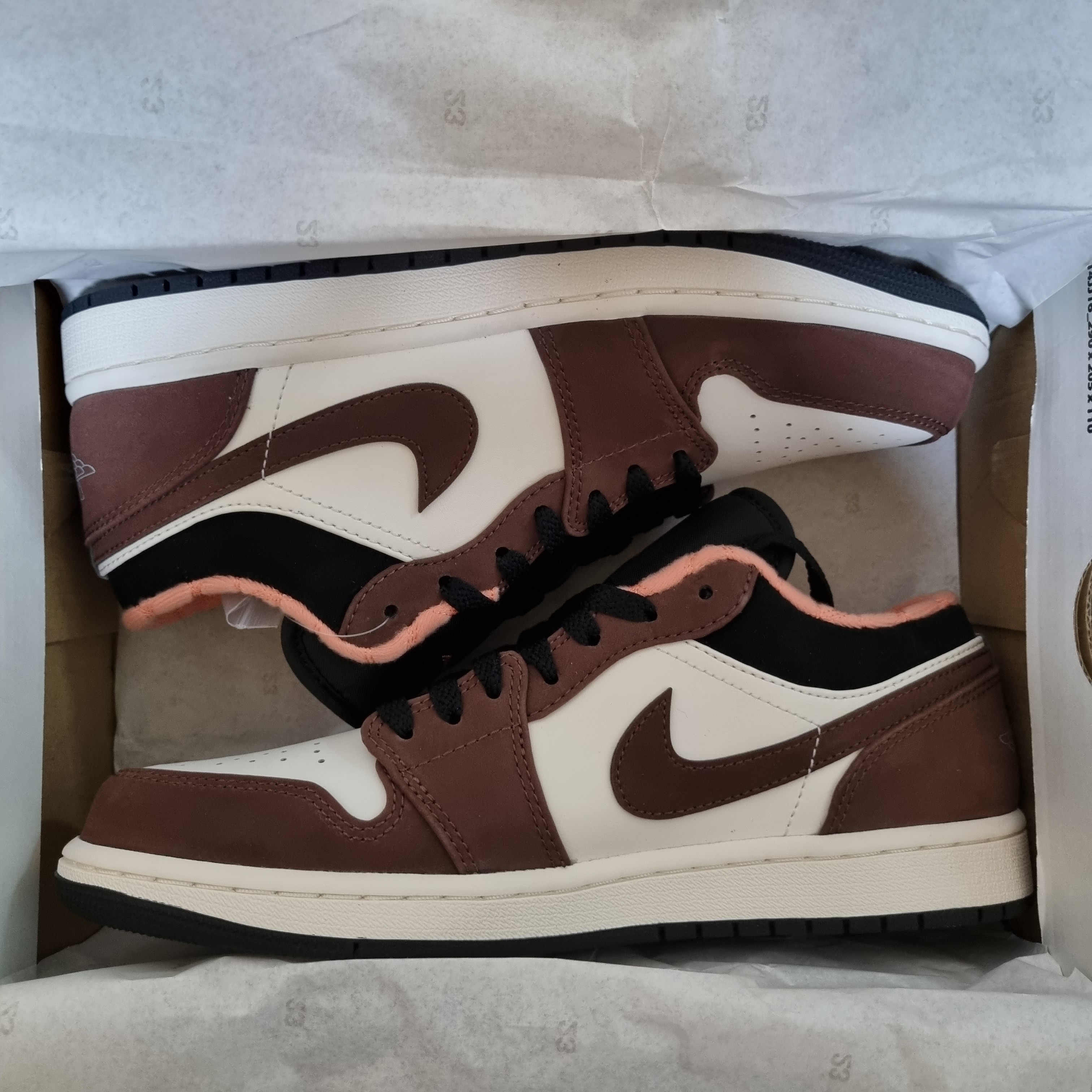 Jordan 1 Low SE Chocolate Bliss 착용 스타일