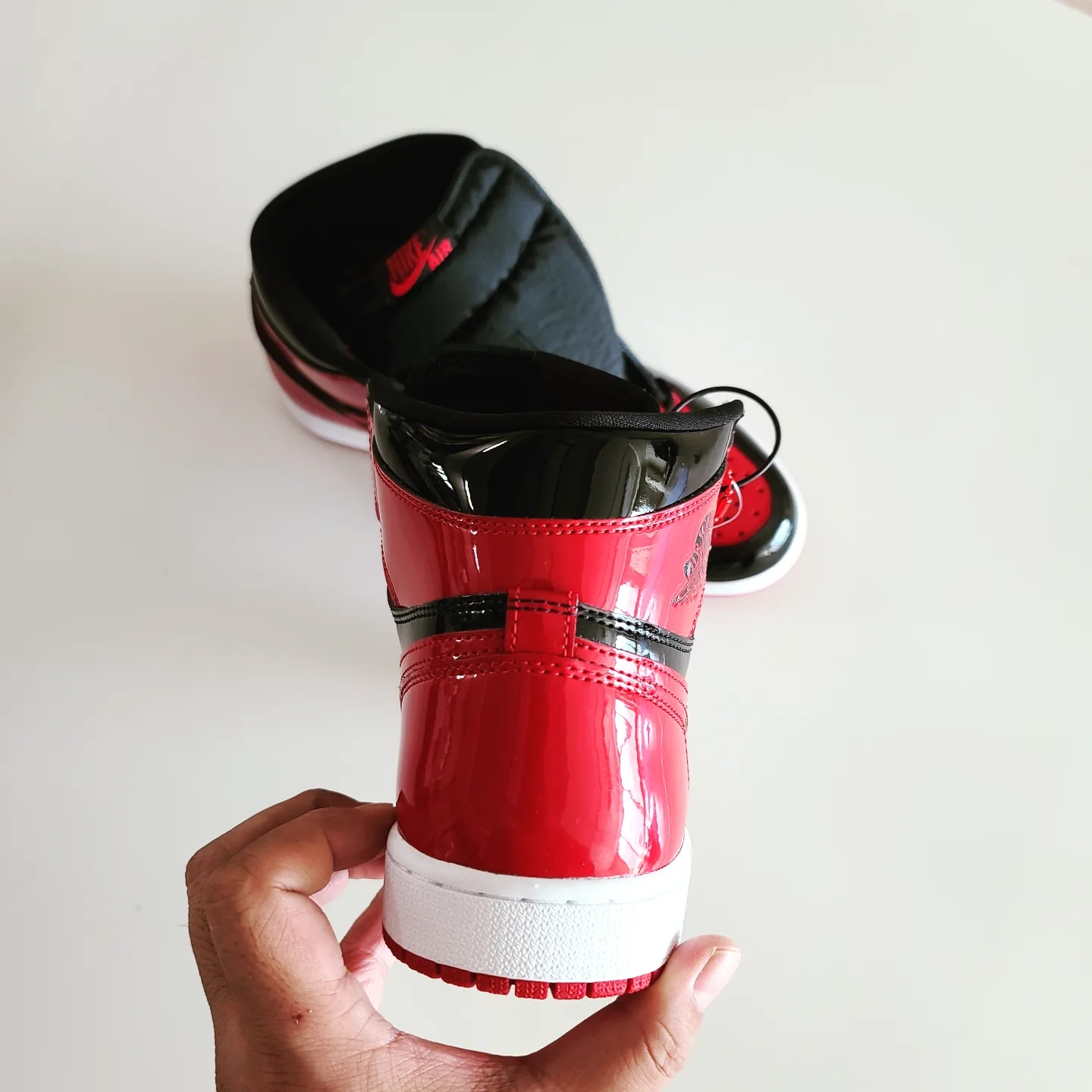 Jordan 1 Retro High OG Patent Bred 착용 스타일 - 3