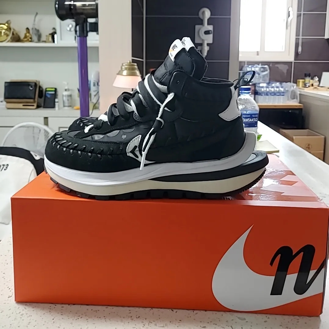 Nike x Sacai x Jean Paul Gaultier VaporWaffle Black White 착용 스타일 - 3