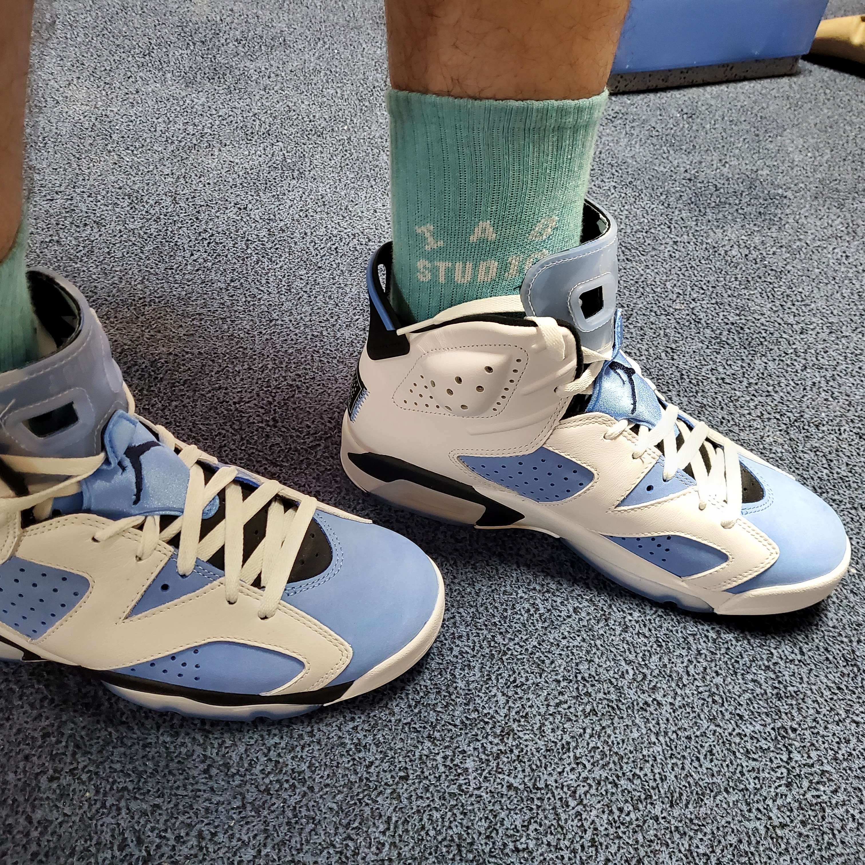Jordan 6 Retro University Blue, IAB Studio Socks Pack White Purple Cyan 착용 스타일 - 1