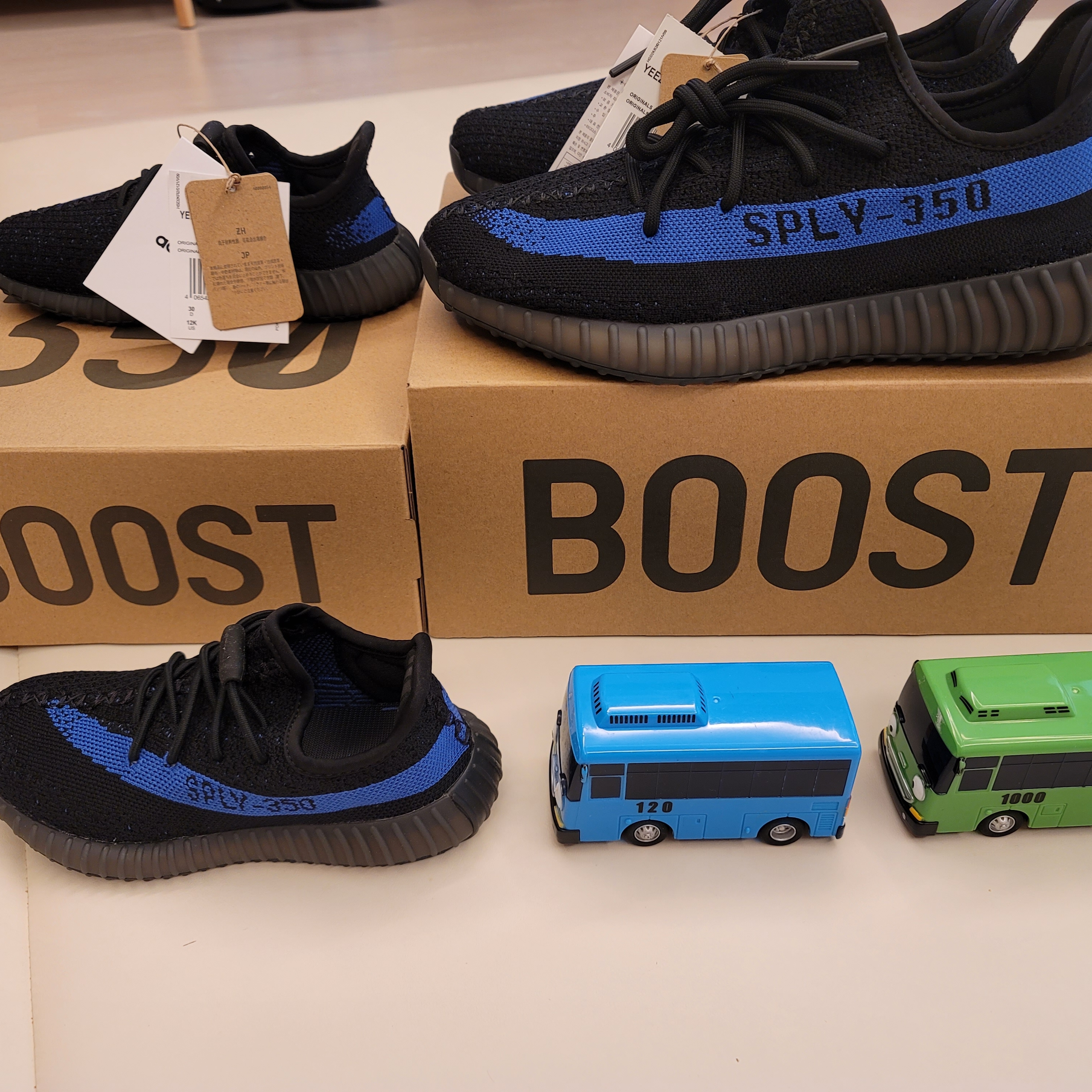 (Kids) Adidas Yeezy Boost 350 V2 Dazzling Blue, Adidas Yeezy Boost 350 V2 Dazzling Blue 착용 스타일 - 2