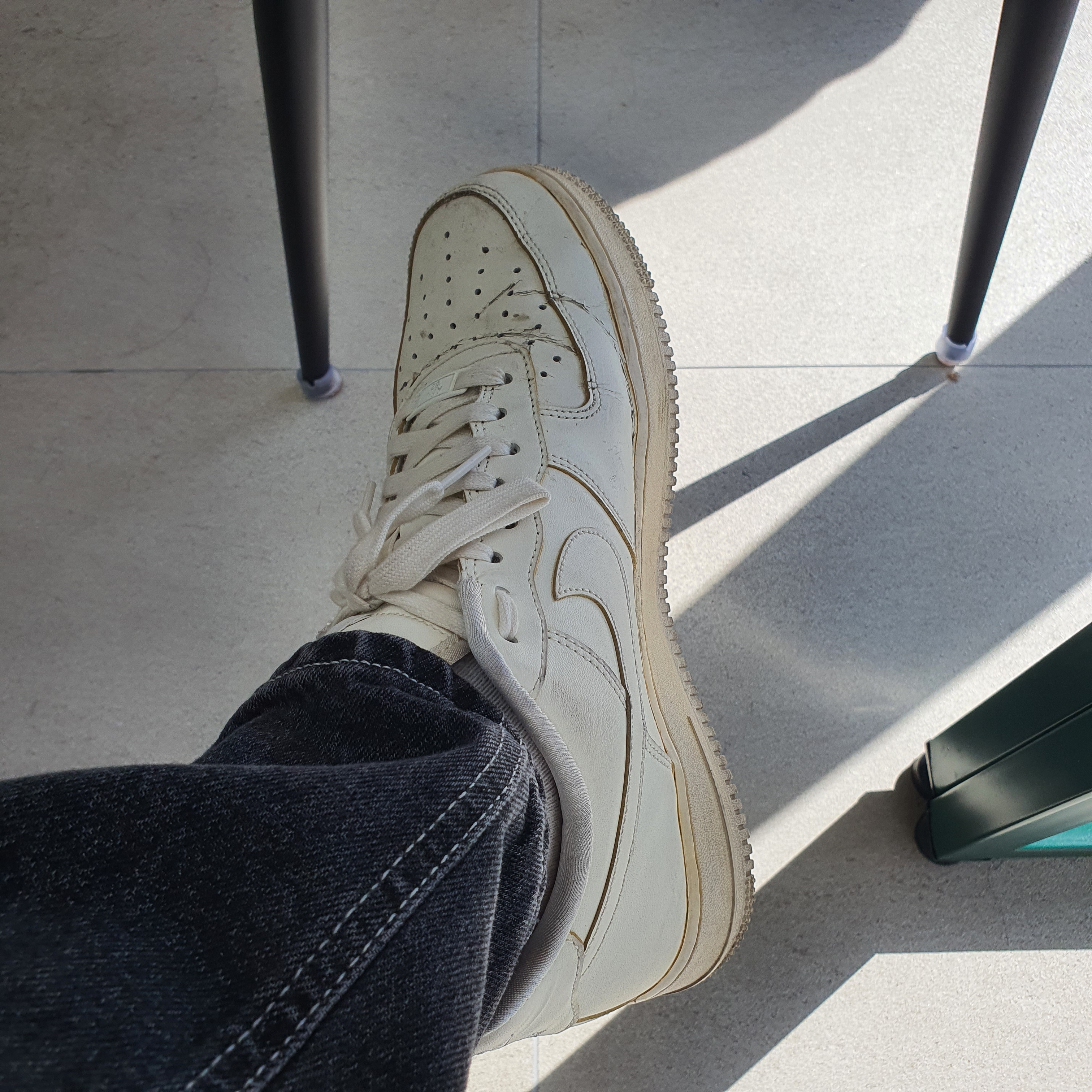 Nike Air Force 1 '07 LV8 Timeless Classic 착용 스타일