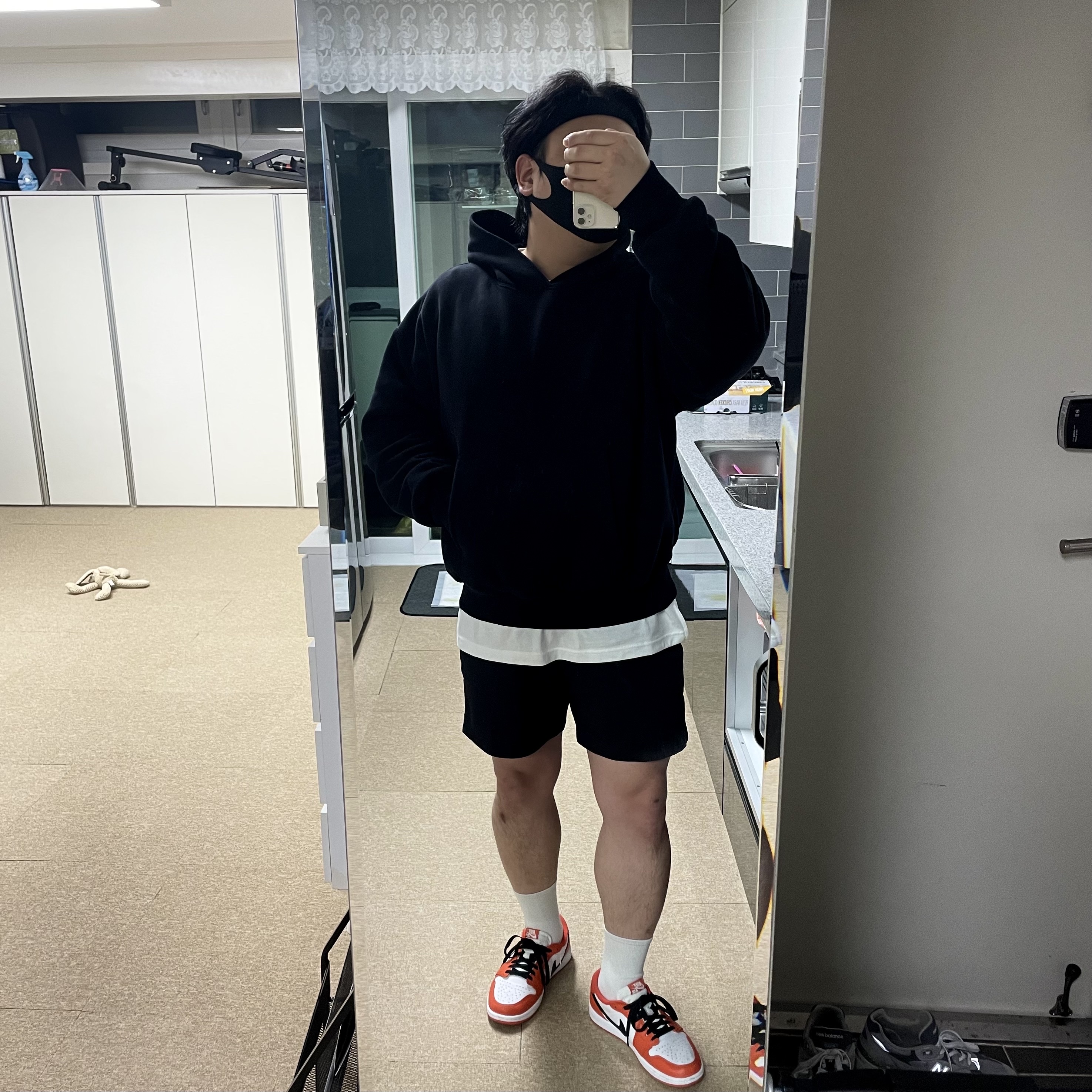 Jordan 1 Low OG Starfish, Yeezy Gap Hoodie Black 착용 스타일