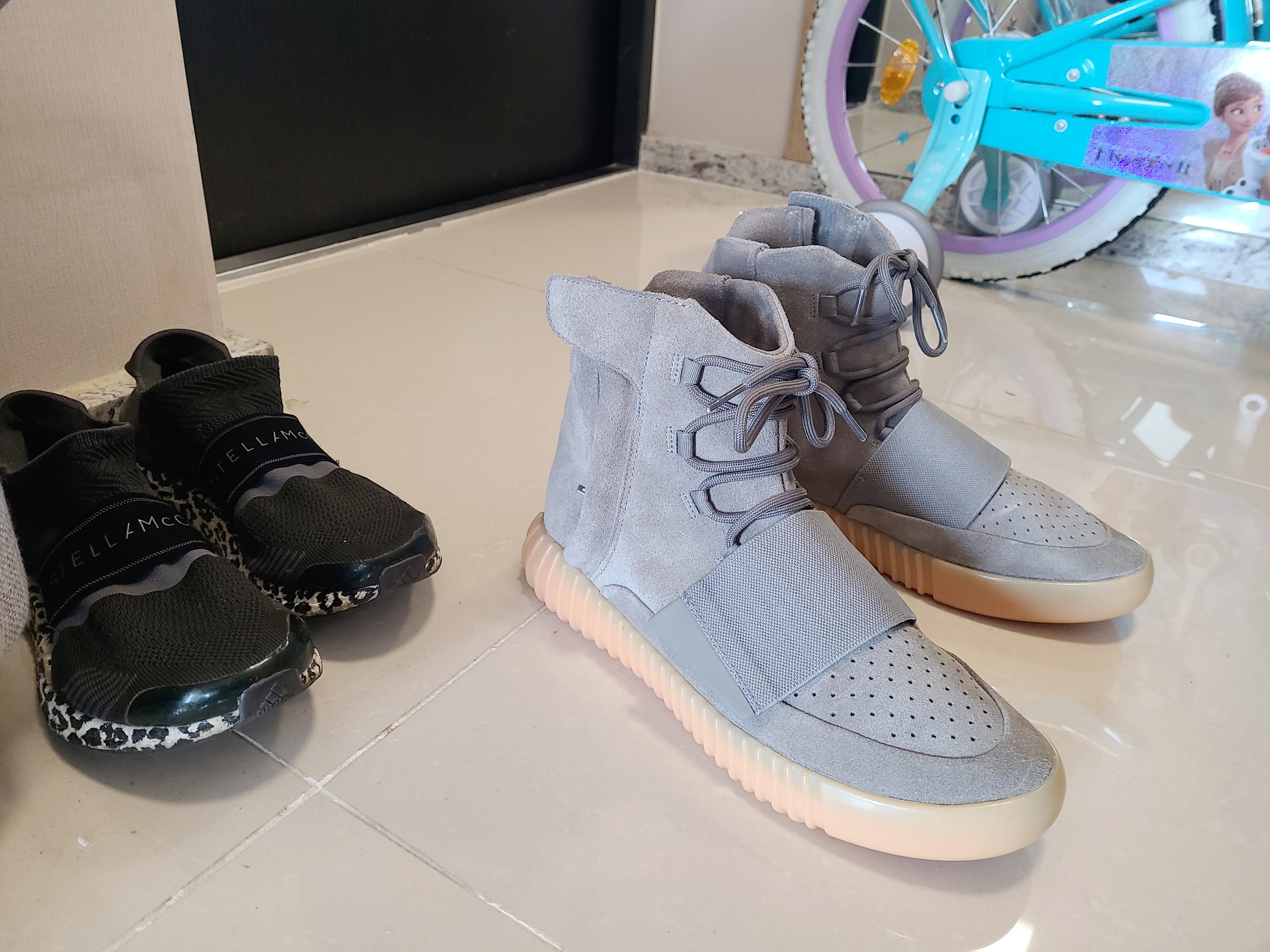 Adidas Yeezy Boost 750 Light Grey Glow In the Dark 착용 스타일 - 1
