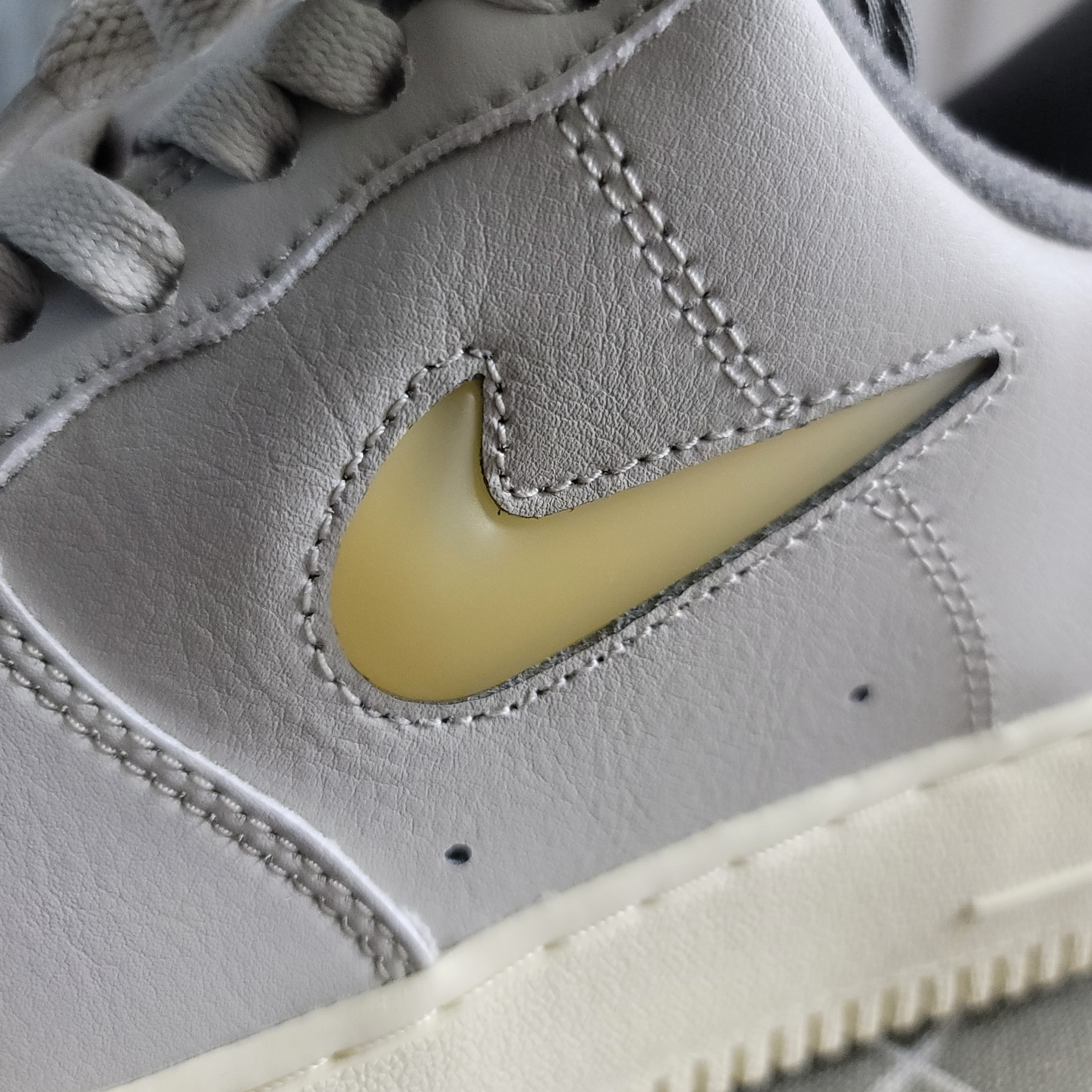Nike Air Force 1 '07 LX Light Bone and Coconut Milk 착용 스타일 - 2