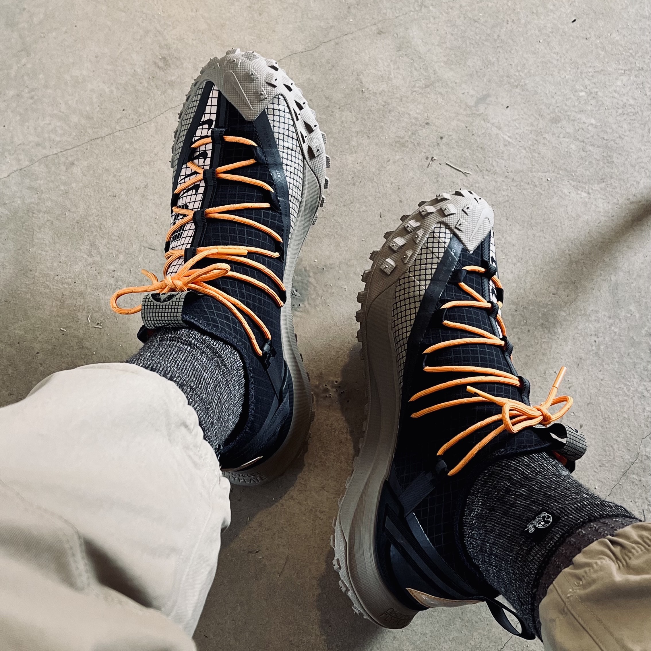 Nike ACG Mountain Fly Low Fossil Stone 착용 스타일 - 2
