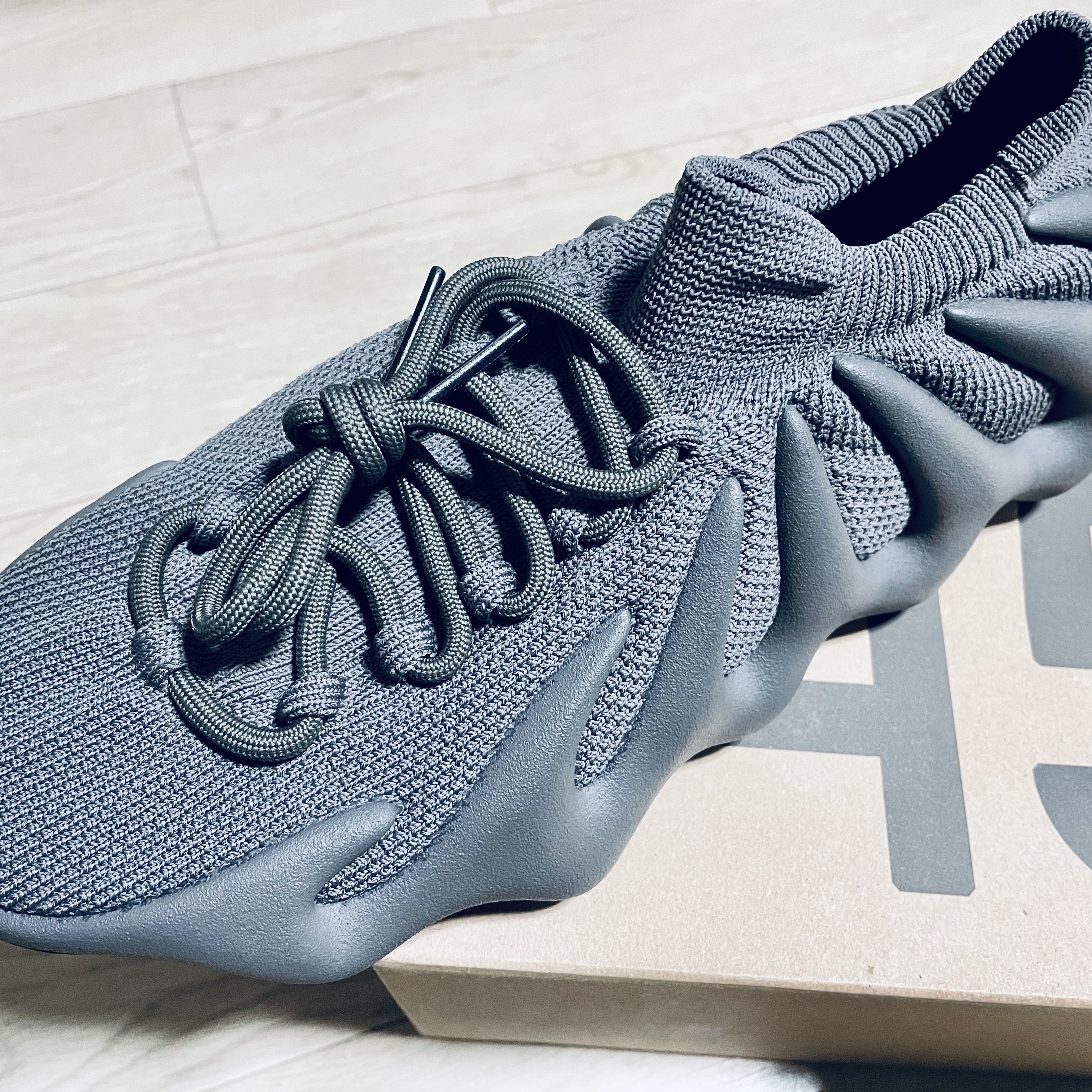 Adidas Yeezy 450 Cinder 착용 스타일 - 2