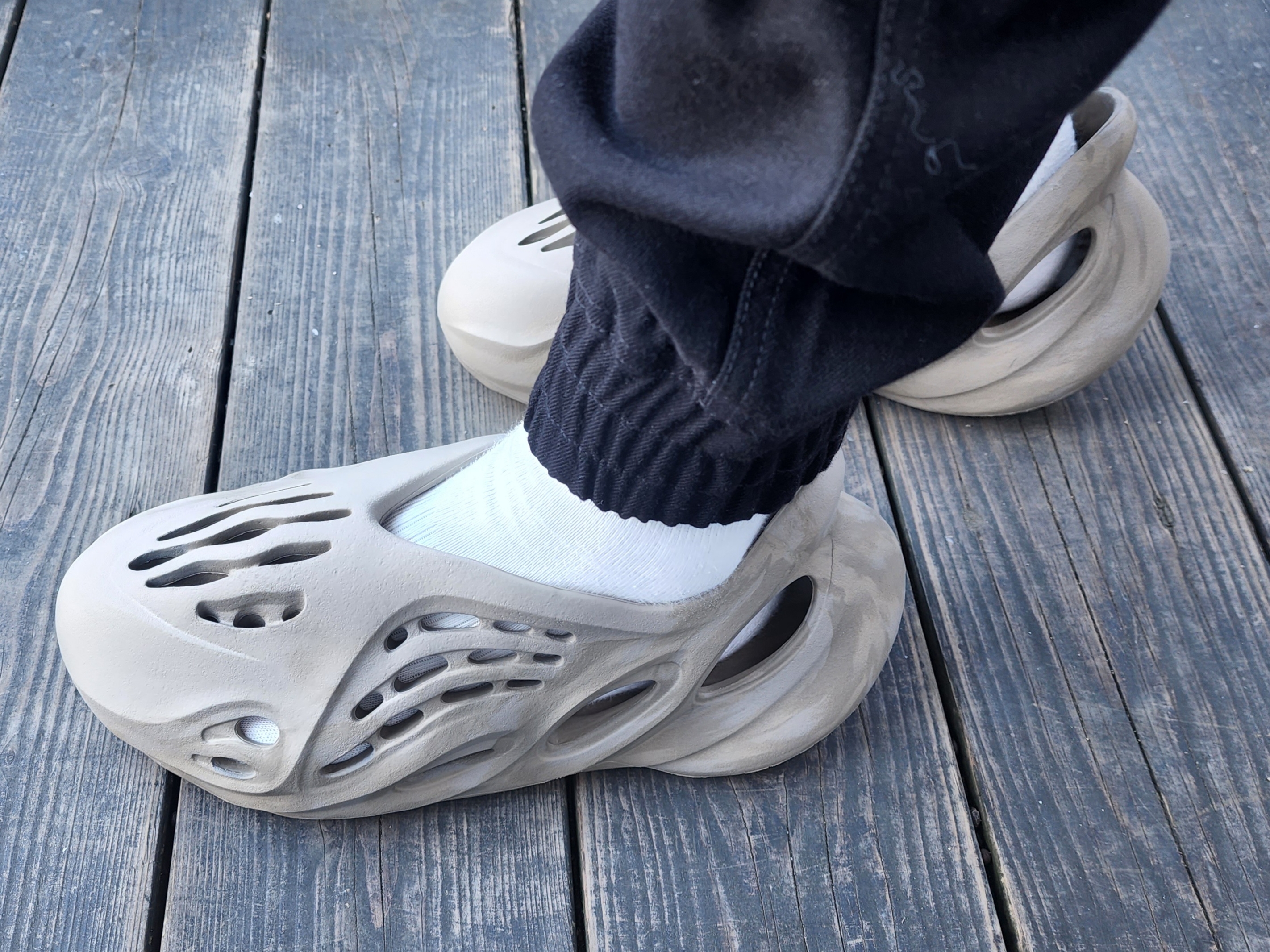 Adidas Yeezy Foam RNNR Stone Sage 착용 스타일 - 2