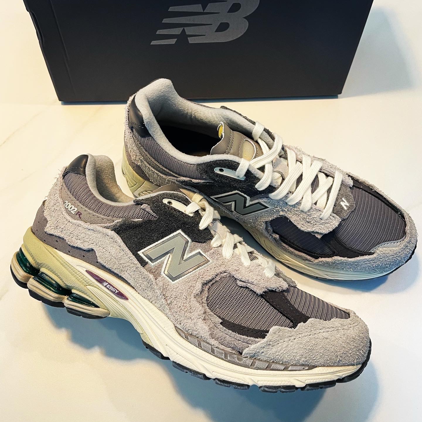 New Balance 2002R Protection Pack Rain Cloud 착용 스타일