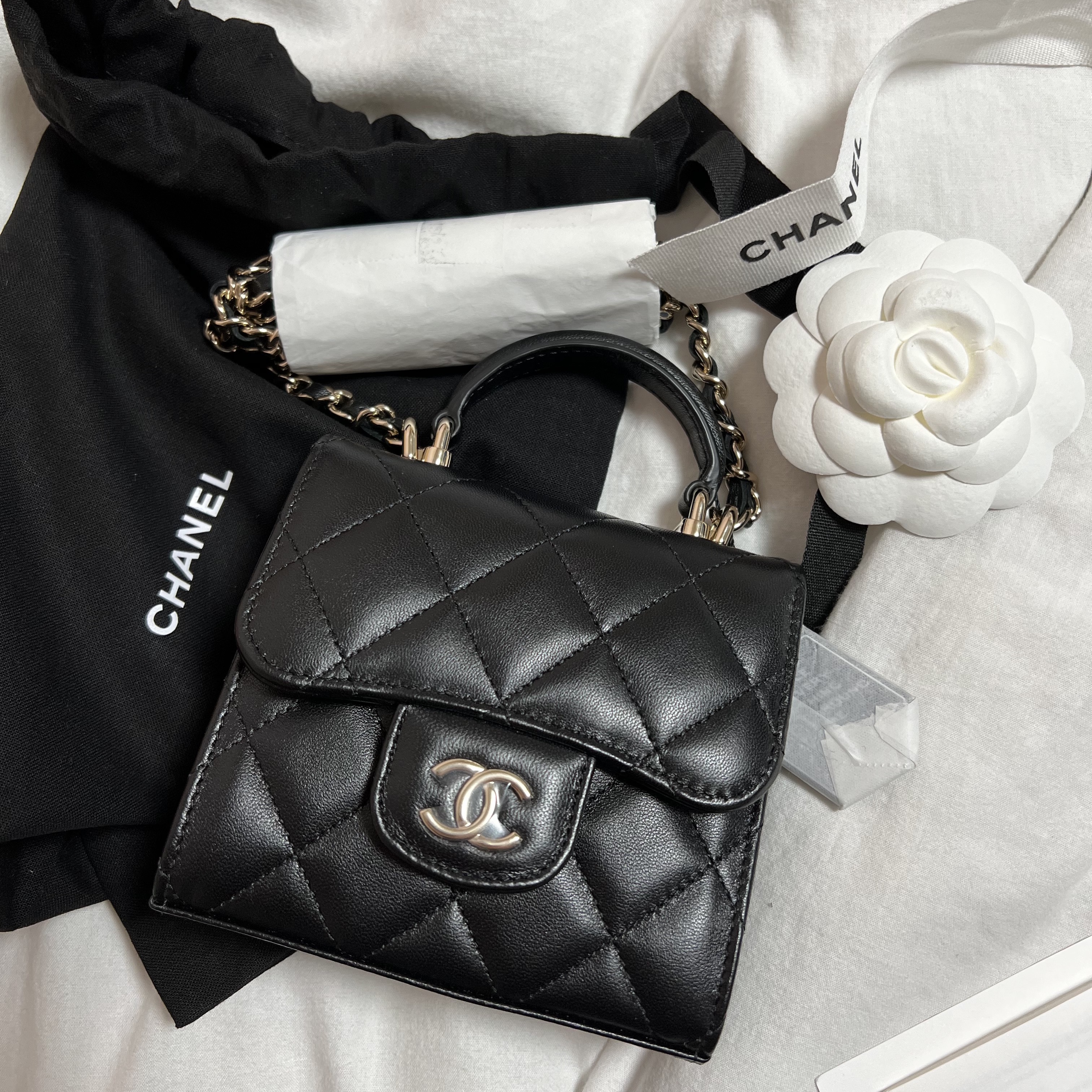 Chanel Clutch with Chain Lambskin & Gold Black 착용 스타일 - 1