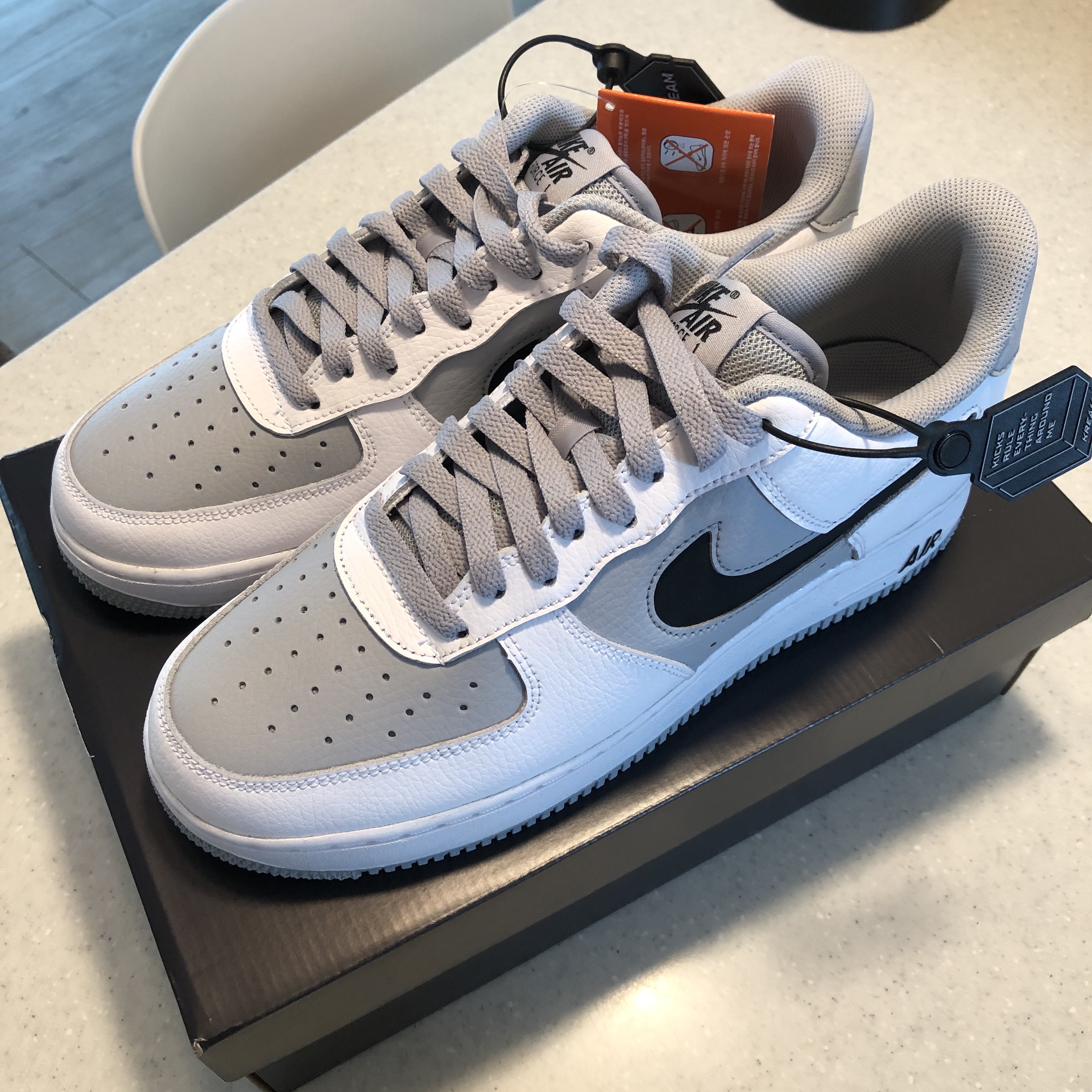 Nike Air Force 1 '07 Cut Out Swoosh Cool Grey 착용 스타일 - 2