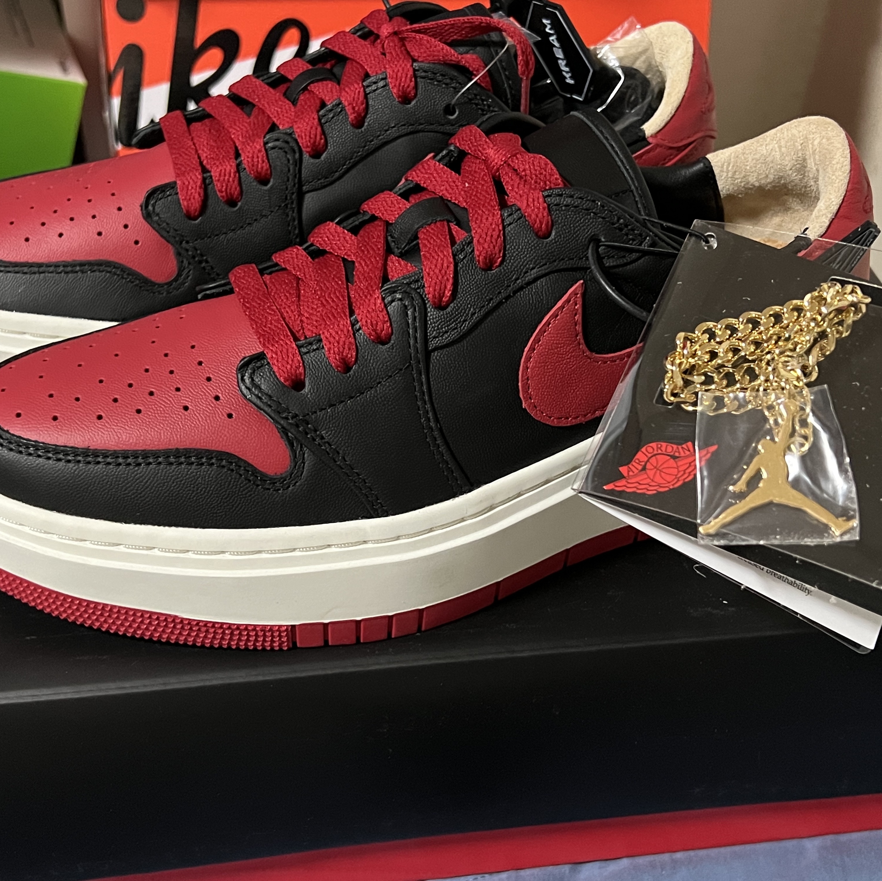 (W) Jordan 1 Elevate Low SE Bred, Nike NRG Solo Swoosh Fleece Pants Dark Grey Heather - Asia 착용 스타일 - 1