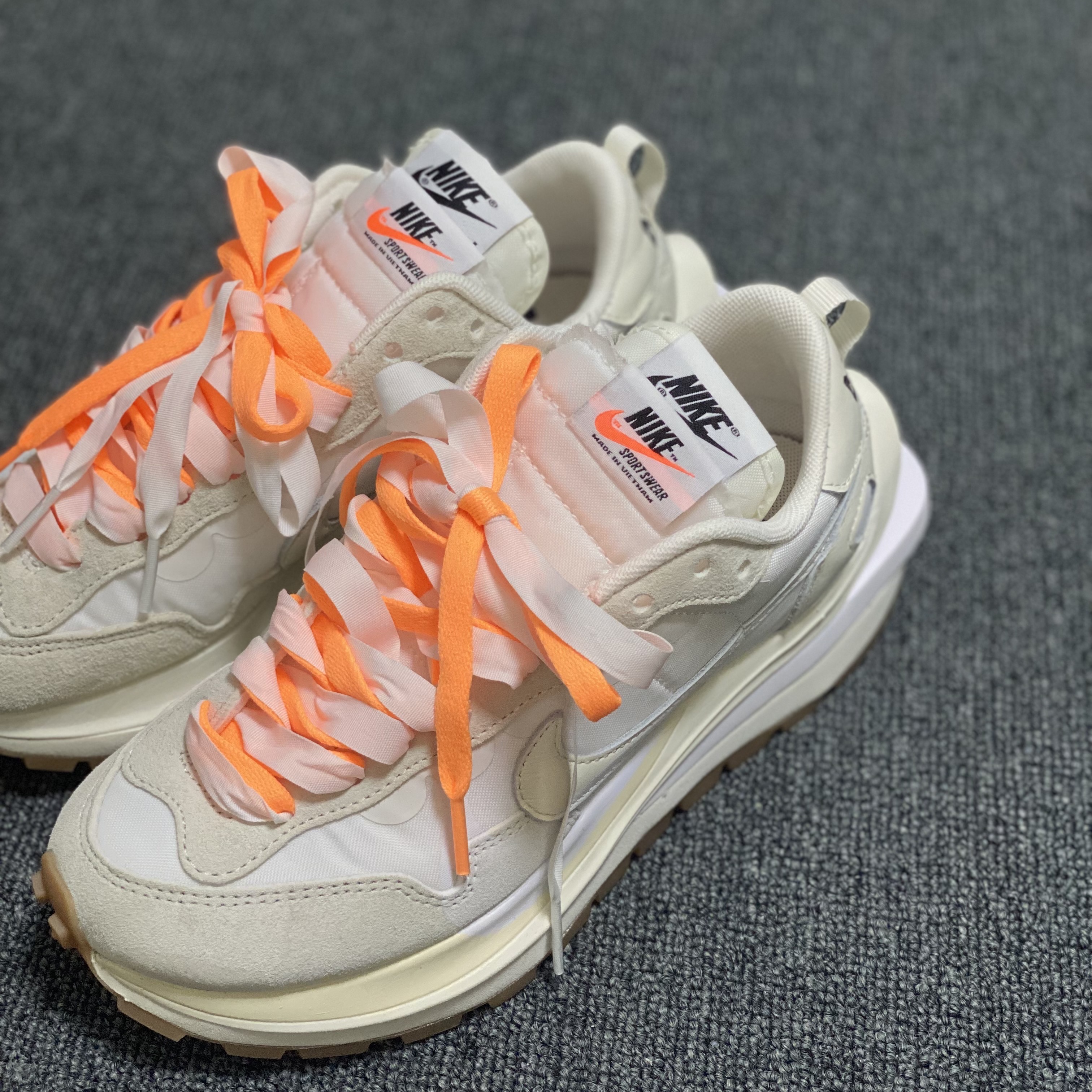 Nike x Sacai VaporWaffle White and Gum 착용 스타일