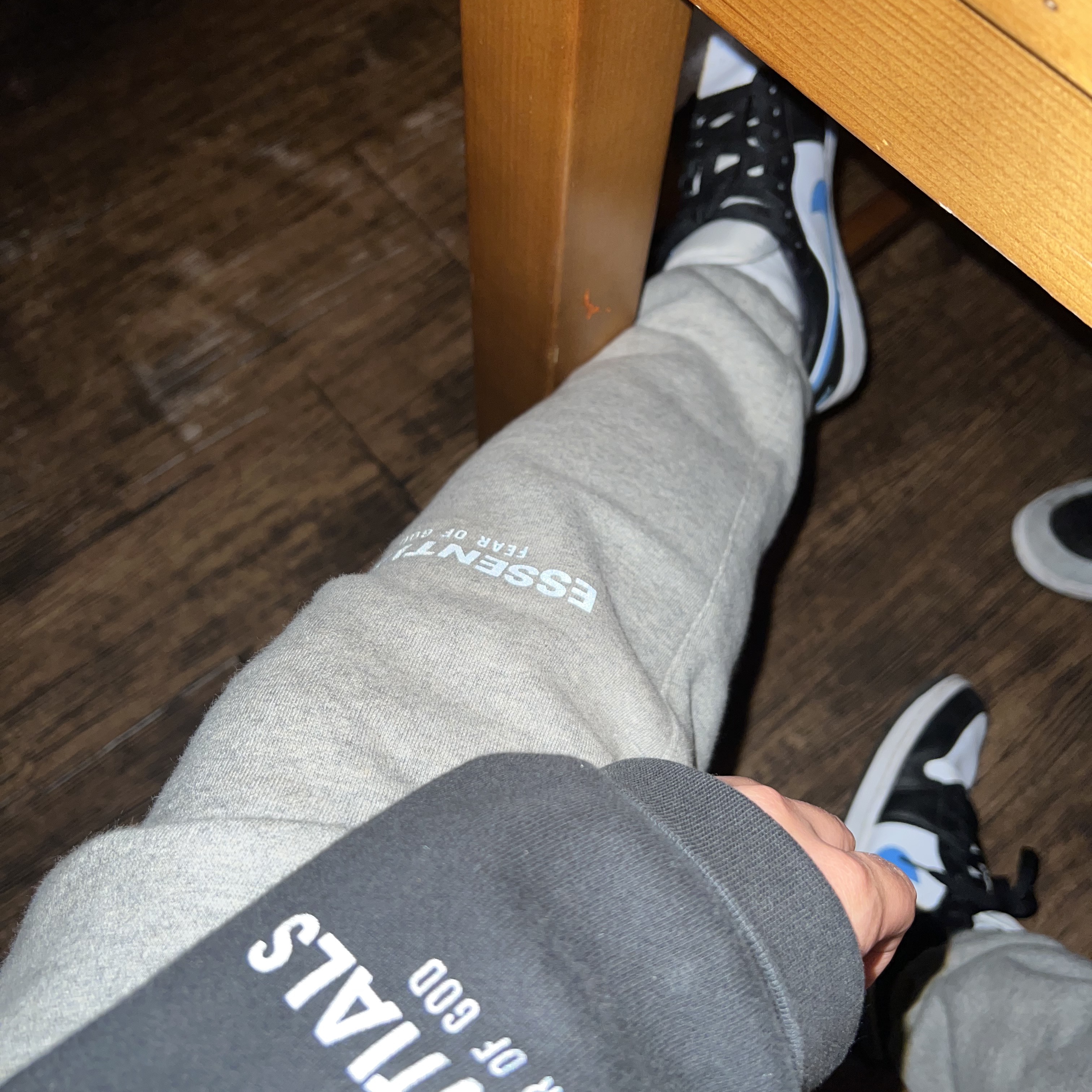 (W) Jordan 1 Low Black University Blue, Essentials The Core Collection Sweatpants Heather Oatmeal 착용 스타일