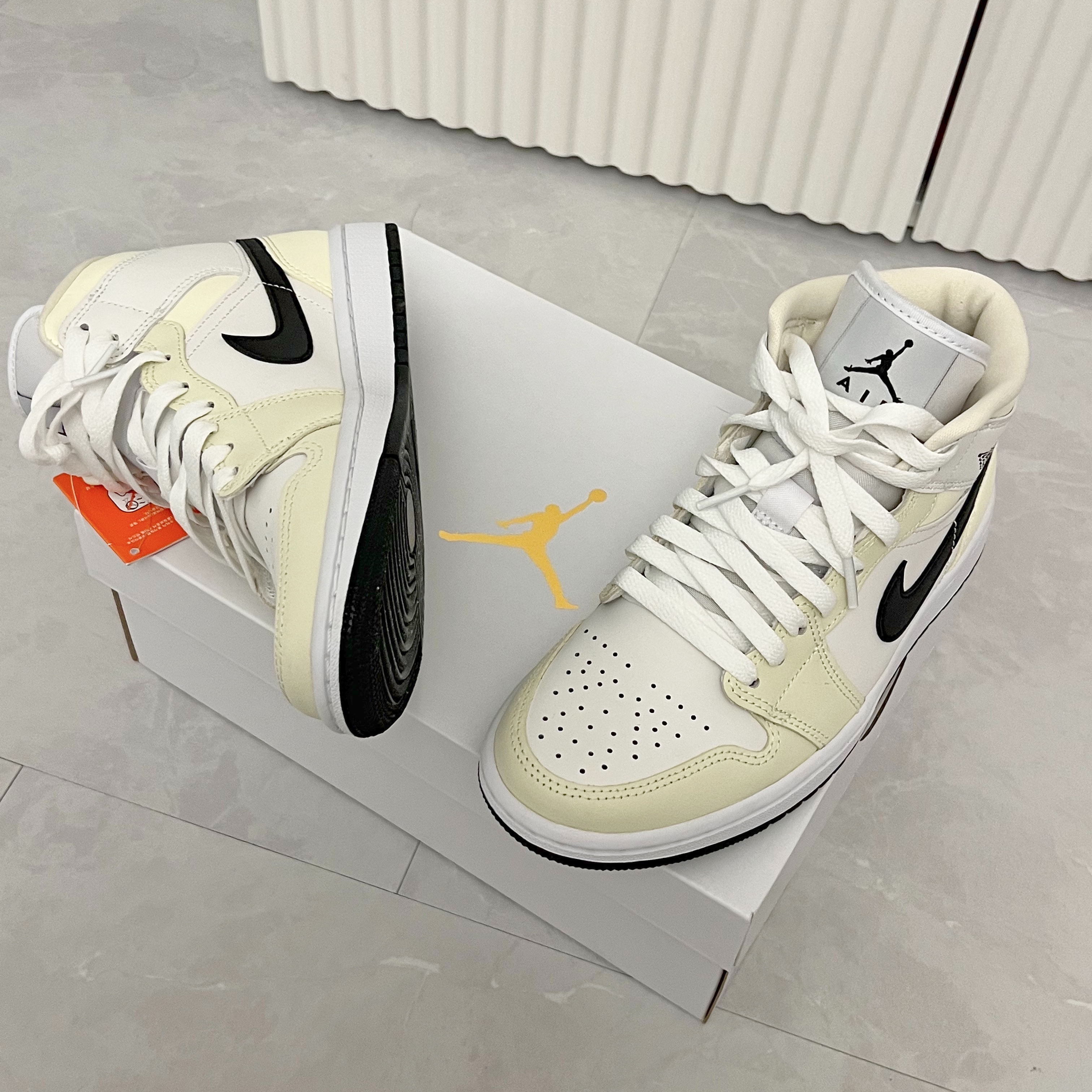 (W) Jordan 1 Mid Coconut Milk 착용 스타일 - 2