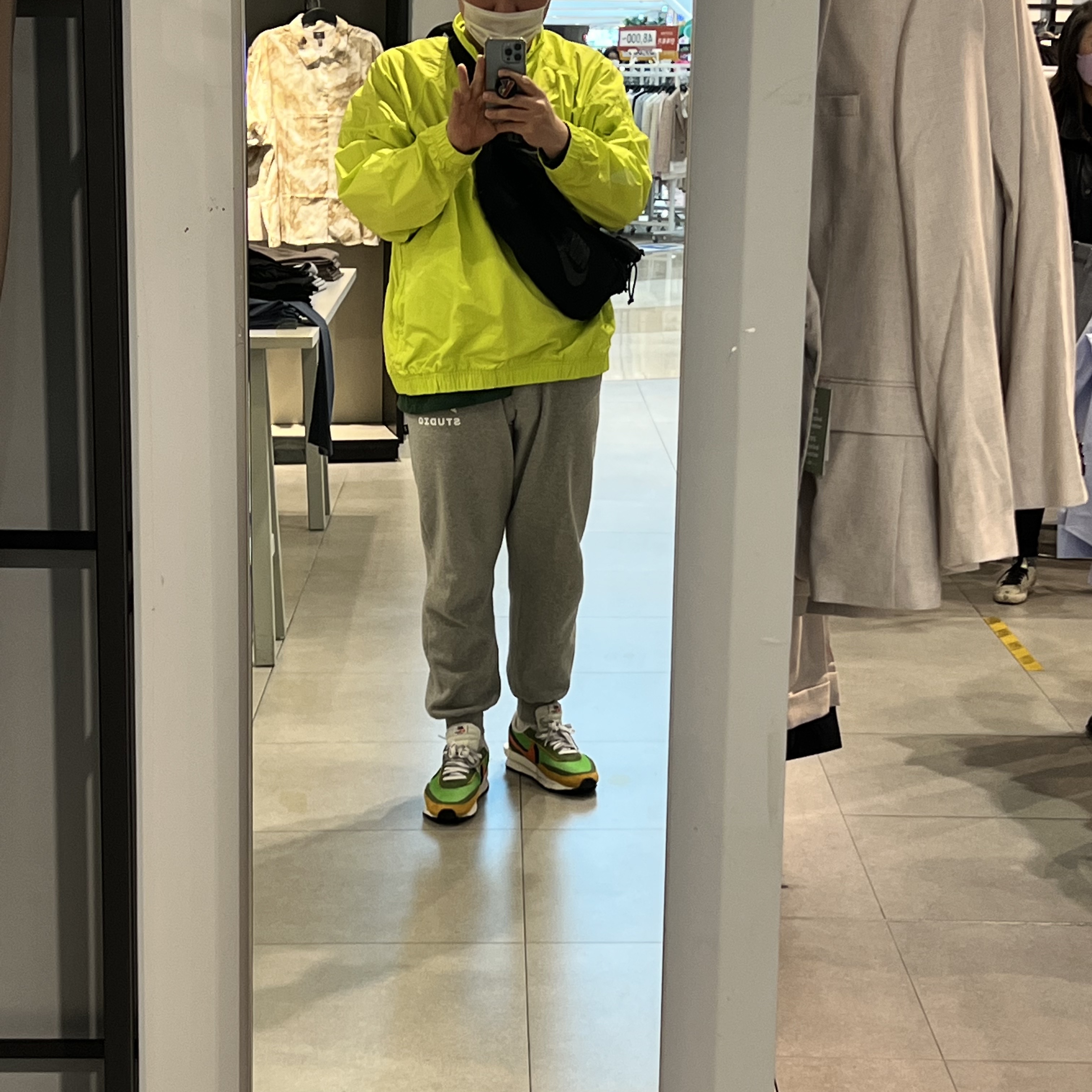 Nike x Sacai LDWaffle Green Multi, Nike x Stussy Windrunner Jacket Bright Cactus 착용 스타일 - 2