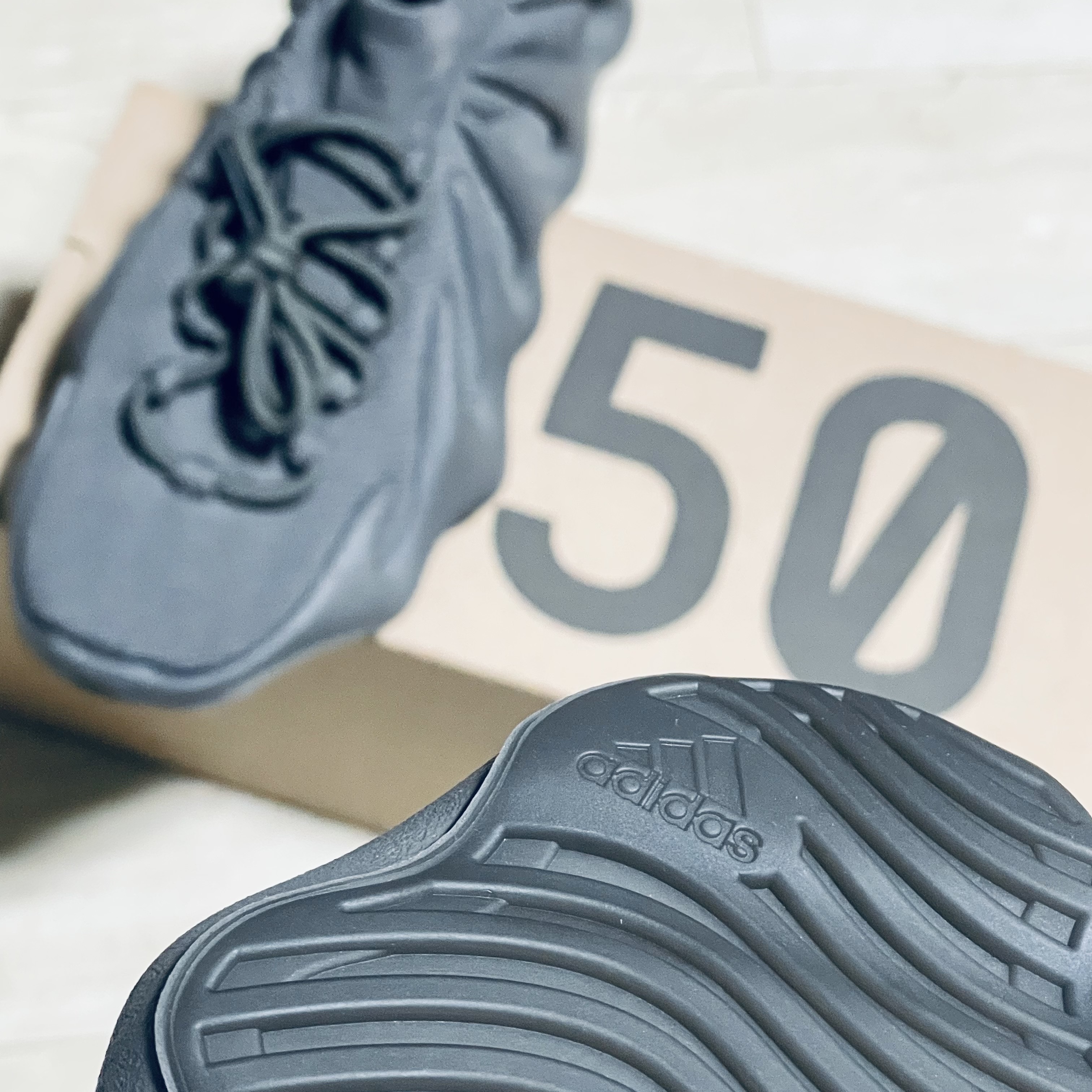 Adidas Yeezy 450 Cinder 착용 스타일 - 3
