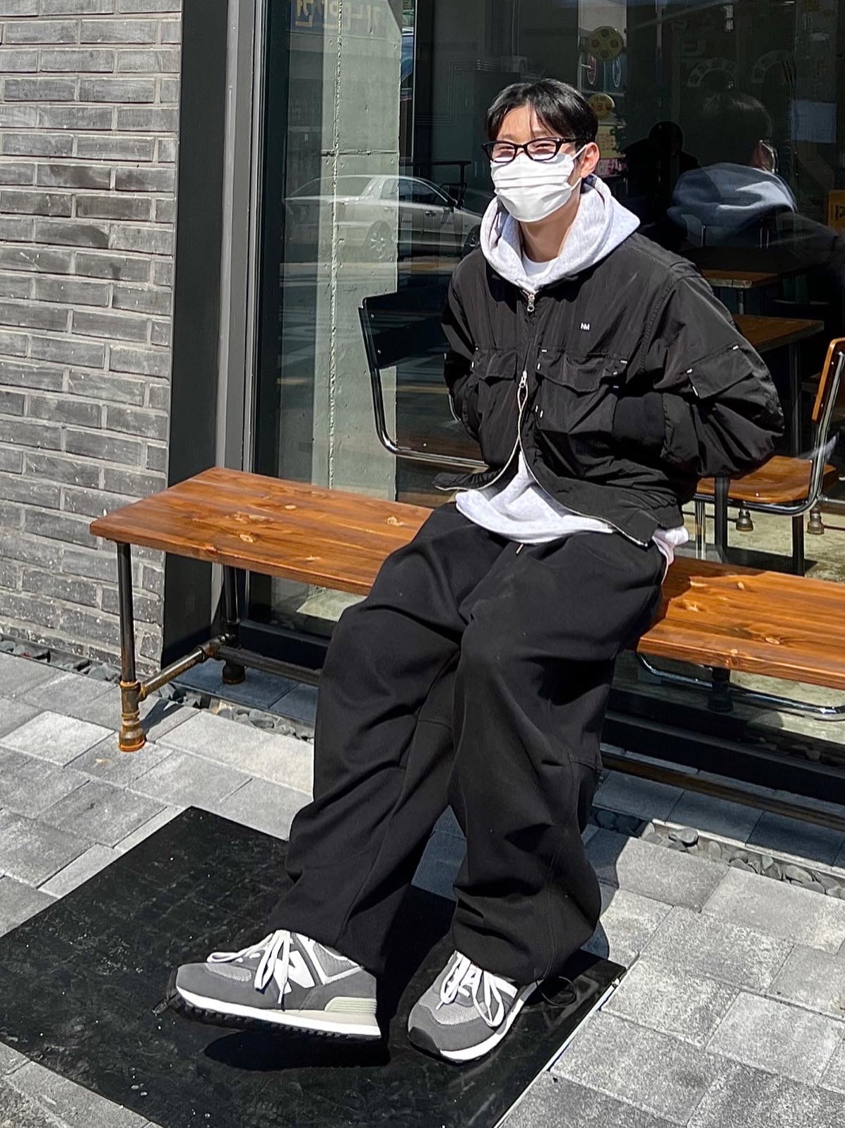 New Balance 574 Dark Grey 착용 스타일 - 2