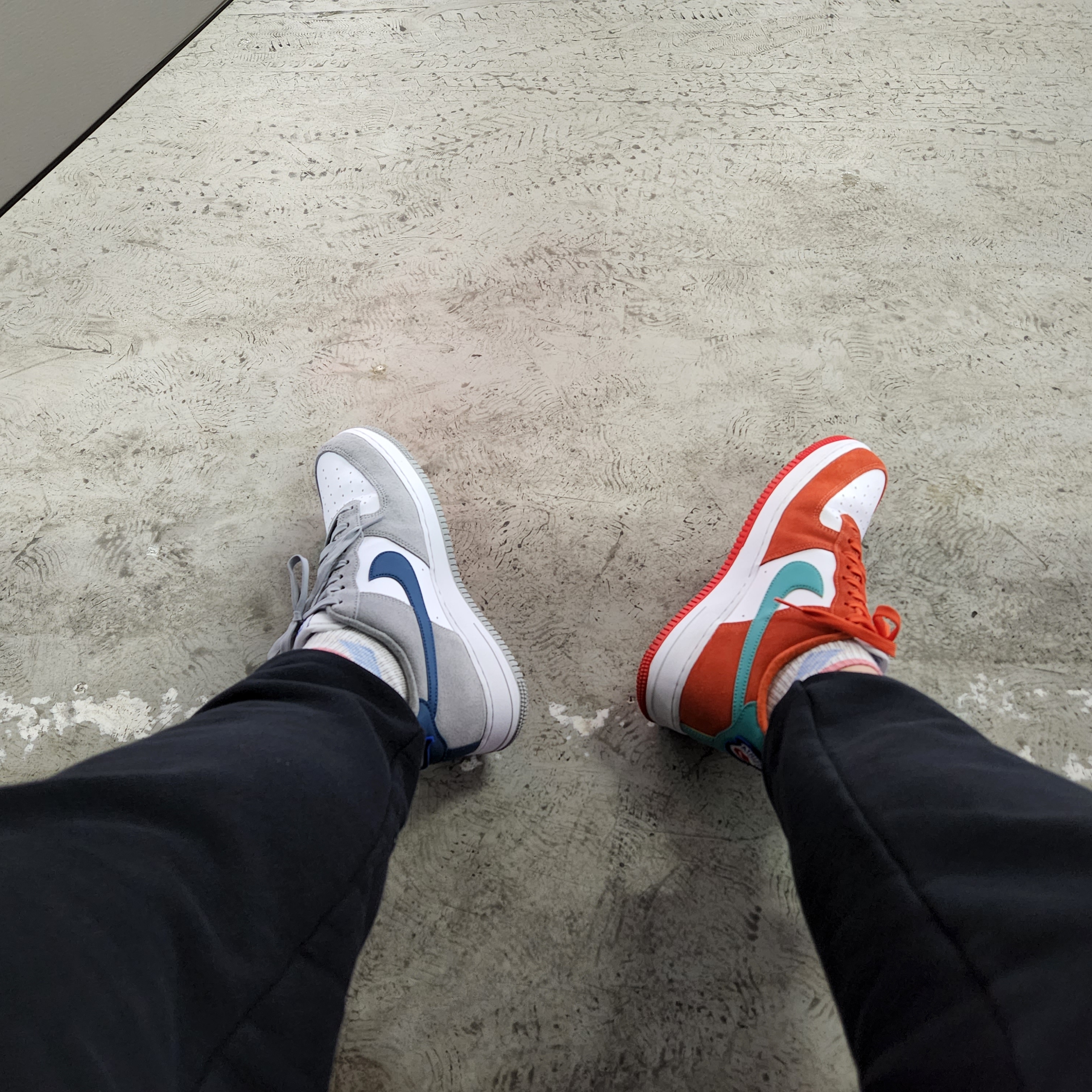 Nike Air Force 1 '07 LV8 Athletic Club Light Smoke Grey Marina, Nike Air Force 1 '07 LV8 Athletic Club Rush Orange Washed Teal 착용 스타일 - 1
