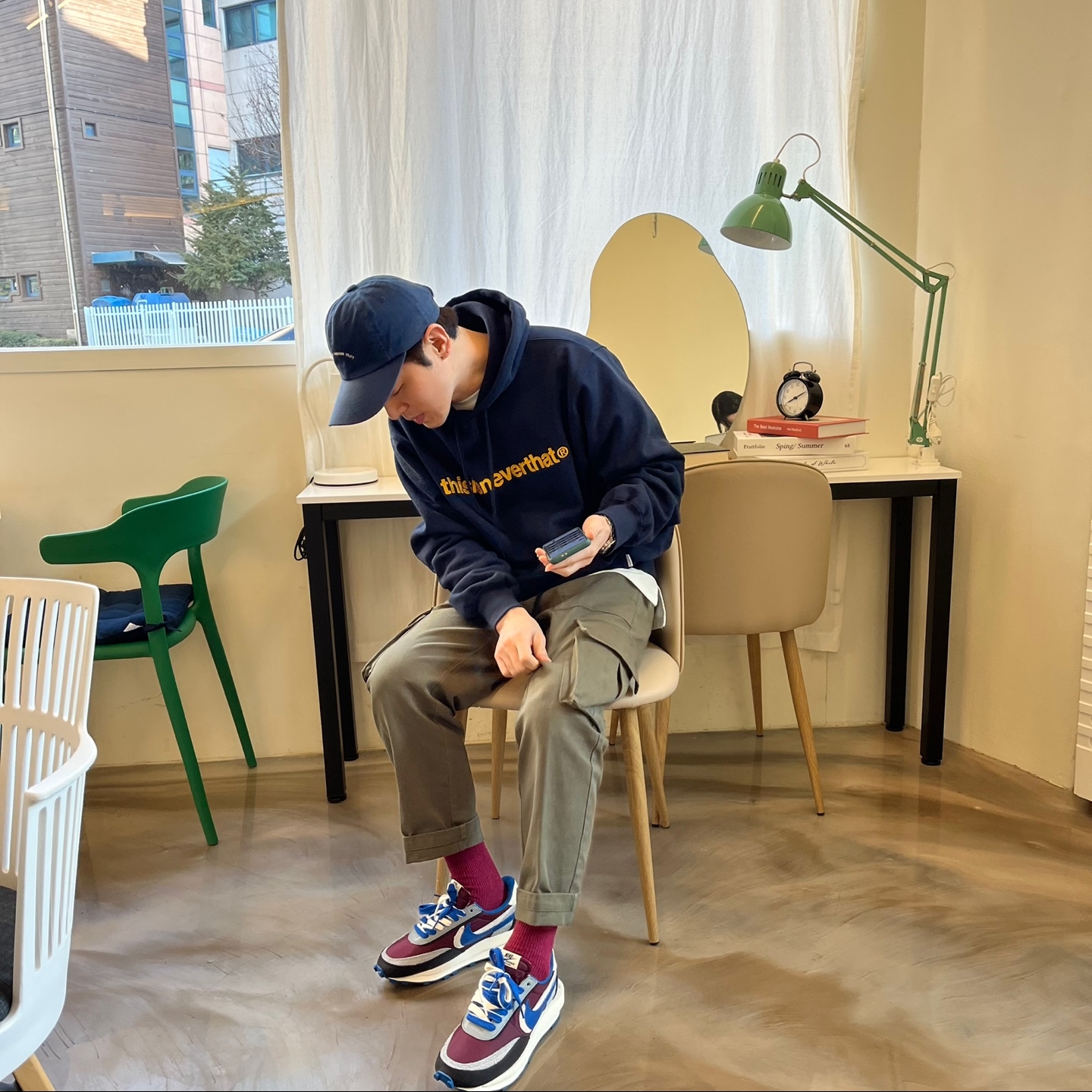 Nike x Sacai x Undercover LDWaffle Night Maroon Team Royal 착용 스타일